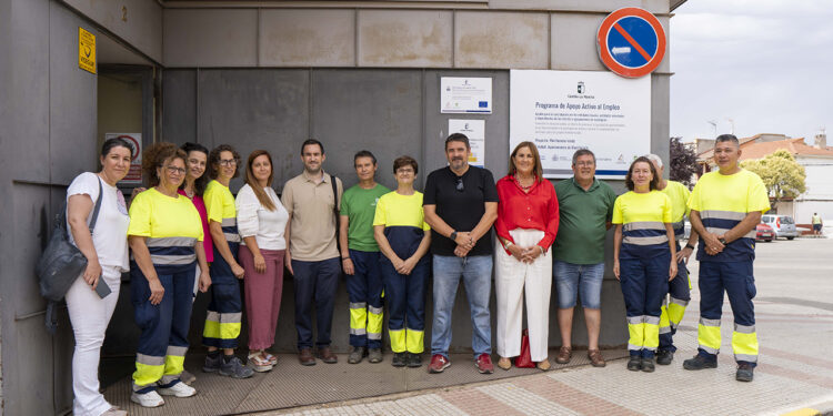 El municipio guadalajareño de Marchamalo ha puesto en marcha el programa 'Marchamalo Activa Plus', una iniciativa orientada a mejorar las perspectivas laborales de ocho personas en situación de desempleo. Este proyecto, que comenzó a finales de abril y se extenderá hasta el mes de octubre, cuenta con una financiación cercana a los 123.000 euros concedida por la Consejería de Economía, Empresas y Empleo. La delegada provincial del área, Susana Blas, y el alcalde de la localidad, Rafael Esteban, han visitado a los participantes para conocer el avance de sus actividades formativas. El objetivo central de esta acción, que consta de 236 horas lectivas, es que los alumnos obtengan un certificado de profesionalidad completo en la especialidad de limpieza en espacios abiertos e instalaciones industriales. Para asimilar estos conocimientos de manera efectiva, el programa alterna la instrucción teórica con el trabajo práctico. Actualmente, las labores de los alumnos ya benefician al municipio y son visibles en diversos espacios públicos, edificios municipales y calles de Marchamalo. Archivo y evolución Al revisar el archivo de noticias de Liberal de Castilla durante el último año, se observa una clara transformación en las políticas de inserción que llegan a la provincia de Guadalajara. La transición de los antiguos planes de empleo hacia la nueva modalidad de los 'Talleres+' demuestra una apuesta autonómica por la especialización técnica certificada. A lo largo de los últimos meses, hemos documentado cómo diversas localidades del Corredor del Henares han ido adaptando estas subvenciones para formar a los vecinos en oficios específicos que los polígonos de la zona realmente demandan. El taller de Marchamalo ilustra perfectamente esta evolución y forma parte de una inyección económica mucho más amplia en la comarca. De hecho, el Gobierno regional ha aprobado proyectos similares para una decena de municipios guadalajareños durante este año, sumando una inversión total de 1.306.541 euros. Esta trayectoria confirma que el objetivo ya no es solo ofrecer ocupación temporal, sino recualificar el talento local para lograr una reinserción definitiva en el mercado laboral privado.