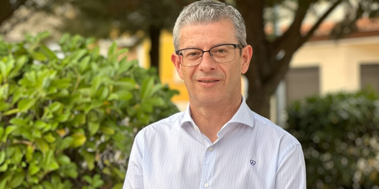 El Ayuntamiento de Motilla agradece el esfuerzo de vecinos, empresarios y fuerzas de seguridad ante una situación excepcional 1 El Ayuntamiento de Motilla del Palancar ha trasladado a la ciudadanía un mensaje de tranquilidad y confianza tras la reunión mantenida hoy con los responsables de la Guardia Civil y el sector de la hostelería, en la que han podido compartir detalles sobre la situación “excepcional” que ha vivido la localidad en las últimas semanas. El alcalde del municipio, Pedro Javier Tendero, ha explicado que el consistorio ha trabajado de forma coordinada y permanente con la Guardia Civil, la Policía Local y el resto de Fuerzas y Cuerpos de Seguridad del Estado “desde el minuto uno” con el objetivo de poner fin a la oleada de delitos que el municipio ha sufrido en las últimas semanas. Un trabajo que, tal y como ha aseverado Tendero, “ha dado sus frutos con las cuatro detenciones realizadas ayer en la localidad en una espectacular operación policial”. Tendero ha trasladado su agradecimiento a la Guardia Civil, a la Policía Local y a todas las personas que han trabajado para esclarecer estos hechos y reforzar la seguridad en el municipio. También ha querido dar las gracias a los vecinos por su paciencia y colaboración, y especialmente a los hosteleros, empresarios y trabajadores que han sufrido directamente las consecuencias de estos robos. "Han sido semanas complicadas para muchas familias y negocios, y su comportamiento merece todo nuestro reconocimiento", ha señalado. El alcalde ha reiterado su firme compromiso de seguir trabajando para que Motilla siga siendo un municipio “seguro, tranquilo y acogedor, como siempre ha sido”. Tendero ha aprovechado la ocasión para lanzar un contundente mensaje contra el racismo: “Frente a quienes pretenden generar división o señalar a colectivos enteros por la actuación individual de determinadas personas, defendemos una convivencia basada en el respeto, la igualdad y el cumplimiento de la ley, valores que siempre han caracterizado a nuestro pueblo. Ha lamentado Tendero que, en un momento en el que la unidad y la colaboración deberían ser prioritarias, algunas fuerzas políticas hayan optado por utilizar esta situación para intentar obtener rédito político y dirigir ataques contra el Ayuntamiento. “Entendemos que la seguridad de nuestros vecinos debe estar por encima de cualquier interés partidista y seguiremos trabajando desde la responsabilidad institucional y la cooperación con todas las administraciones competentes”, ha aseverado. Por último, el Ayuntamiento de Motilla del Palancar ha confirmado que participará en la movilización ciudadana convocada para esta tarde como muestra de apoyo a los vecinos, comerciantes y empresarios afectados por esta situación. Desde el consistorio han expresado su máximo respeto al derecho de la ciudadanía a manifestar sus preocupaciones y reivindicaciones, al tiempo que hacen un llamamiento al civismo y la responsabilidad para que esta movilización transcurra de manera pacífica y constructiva.