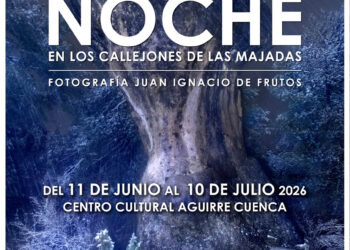 La sala de exposiciones del Centro Cultural Aguirre acoge desde este jueves 11 de junio y hasta el día 10 de abril la exposición del diseñador gráfico, escultor y fotógrafo Juan Ignacio de Frutos, reconocido a nivel nacional, titulada ‘Noche en los Callejones de Las Majadas’ dentro del proyecto ‘Días de Arte Conquense’ de la Concejalía de Cultura del Ayuntamiento de Cuenca, con la edil María Ángeles Martínez a la cabeza, y coordinado por Carlos Codes. Con más de treinta años de oficio, el artista nos ofrece un trabajo fotográfico muy personal en el que muestra un espacio natural de la Serranía de Cuenca lleno de belleza e interés, tanto desde el punto de vista geológico como artístico. Según explica el propio Juan Ignacio de Frutos: Esta exposición es el resultado de la colaboración entre el artista y la naturaleza. Mi labor como fotógrafo ha sido trabajar de noche sobre esas formaciones calizas mediante el uso de la luz como herramienta creativa. La experiencia es tremendamente sensorial. Adentrarte en un bosque de noche agudiza nuestro oído, el olfato y nos desconecta del mundo relativamente seguro y conocido que es el día con su luz. Es en ese momento cuando la imaginación abre sus puertas y comienza el proceso de crear imágenes sin apenas ver la escena que estamos pintando. Cada fotografía es única e irrepetible, ya que es imposible iluminar dos veces la misma escena del mismo modo, con el mismo tiempo en cada parte de la imagen y desde el mismo ángulo. Esto hace el trabajo mucho más interesante. No pretendo mostrar los Callejones de noche, quiero compartir una noche en los Callejones desde un muy subjetivo punto de vista. Además, en esta exposición también se pueden ver esculturas de la serie ‘Segunda vida’ realizadas con madera policromada. Y ahora, adentrémonos en la NOCHE. INAUGURACIÓN: jueves 11 de junio de 2026 a las 20:00 horas HORARIO: de lunes a viernes de 9:00 a 14:00 y de 17:00 a 21:00 horas