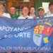 El Club de Golf La Vereda ha revalidado su título en la Liga Senior por Equipos de Castilla-La Mancha 2026 tras sumar 748 puntos en la clasificación general. El equipo conquense certificó su primera posición el pasado 28 de junio durante la última jornada disputada en las instalaciones de Torrijos Golf. La segunda plaza del campeonato autonómico ha sido para el Cabanillas C.C.G., representante de la provincia de Guadalajara, que finalizó la competición con 719 puntos, a 29 de distancia del líder. La formación de Cuenca fundamentó su victoria final en los resultados obtenidos en tres de los cinco campos que componían el calendario. Los jugadores de La Vereda superaron la marca de los 144 puntos en las citas de Palomarejos (151 puntos), Olalla Golf (161) y en el cierre en Torrijos, donde registraron una tarjeta conjunta de 154 puntos. En esta última prueba, superaron en puntuación al equipo local, Torrijos Golf, que firmó 152 puntos y terminó en la tercera posición general con 718. La estructura de juego del equipo se dividió para sumar puntos en cada jornada. Luis de la Torre y Miguel Molina compitieron en la modalidad de parejas, mientras que Sergio Bermejo y Miguel Ángel Dolz asumieron la participación en los tramos individuales. El grupo se completó con la presencia regular de Jesús Lorenzo Higueras y José Antonio Toledo a lo largo del circuito. Este nuevo triunfo consolida una tendencia que ya documentamos en el archivo de Liberal de Castilla durante la pasada temporada. La entidad conquense ha encadenado tres años exactos de victorias tras levantar los trofeos de las ediciones de 2024 y 2025. El desarrollo de esta liga refleja un relevo directo entre las provincias de nuestra cobertura. El Club de Golf Guadalajara se mantiene en la primera posición del palmarés histórico con cinco campeonatos conseguidos entre 2014 y 2022. Sin embargo, las tres recientes victorias consecutivas de La Vereda, sumadas a los dos títulos previos obtenidos por el Cuenca Golf Club en 2019 y 2023, confirman el traslado del peso de la competición regional desde la provincia alcarreña hacia los campos conquenses durante los últimos tres años.