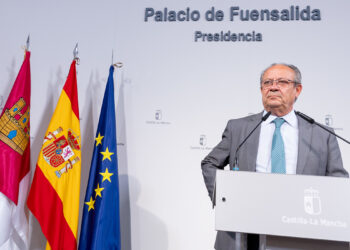 El Gobierno de Castilla-La Mancha ha solicitado la comparecencia en las Cortes regionales para informar a los grupos parlamentarios del resultado de la reunión mantenida con el Ministerio de Hacienda sobre el modelo de financiación autonómica y, al mismo tiempo, reafirmar la posición que viene defendiendo la Comunidad Autónoma en defensa de los intereses de la región. Así lo ha anunciado el consejero de Hacienda, Administraciones Públicas y Transformación Digital, Juan Alfonso Ruiz Molina, en la rueda de prensa que ha ofrecido este martes, en el Palacio de Fuensalida, en Toledo, tras la reunión mantenida este lunes con el secretario de Estado de Hacienda. En su intervención, Ruiz Molina ha indicado que, durante dicho encuentro, se le trasladó al Ministerio de Hacienda las mismas reivindicaciones y planteamientos que se han mantenido de forma constante en los últimos años respecto al sistema de financiación. Una posición, ha indicado, basada en “la coherencia”, basada en el principio de igualdad y en la defensa de los intereses de Castilla-La Mancha con independencia del color político del Gobierno de España; “lo hicimos tanto con ministros de gobiernos del Partido Popular como del Partido Socialista porque no se trata de hablar de valentía, sino de coherencia”. Por ello, ha pedido conocer la propuesta del partido de la oposición regional en materia de financiación autonómica. Una posición común en defensa de los intereses de la Comunidad Autónoma En su línea de discurso, el titular de Hacienda, Administraciones Públicas y Transformación Digital ha explicado que ha solicitado la comparecencia en el Parlamento autonómico para explicar con detalle el contenido de la reunión y volver a exponer los principios que sustentan la propuesta de Castilla-La Mancha en materia de financiación autonómica. Al tiempo que ha vuelto a tender la mano al conjunto de las fuerzas políticas de la región, para alcanzar una posición común en defensa de los intereses de la Comunidad Autónoma. Respecto al modelo planteado por el Gobierno central, Ruiz Molina ha indicado que Castilla-La Mancha mantiene una posición crítica con la propuesta elaborada por el Gobierno de la nación, al considerar que se trata de una propuesta “injusta y regresiva”, que sólo trata de satisfacer privilegios para una comunidad autónoma, dejando claro con ello que “los privilegios de unos se convierten en desventajas para otros”. Por ello, el consejero ha reiterado que dicho modelo no debe prosperar, es un modelo que “no cuenta ni con el favor de algunos independentistas que no quieren más financiación, sino que lo que buscan es tener más financiación que los demás”. Además, ha reconocido que el daño ya está hecho porque con este modelo, el Gobierno de España, un gobierno progresista, ha trasladado un mensaje a la sociedad de que “quien más tiene, más derechos tiene”. Un modelo, ha continuado, que está en contra de lo que propone Castilla-La Mancha, al estar basado en la ordinalidad, que viene a decir que “aquellos territorios que acumulan mayor número de habitantes con rentas altas tienen derecho a una mayor financiación, y, por tanto, derecho a una prestación de servicios públicos en mejores condiciones que los demás”. Defendemos un modelo que garantice el coste real en la prestación de servicios Frente a ello, el consejero ha recordado que en Castilla-La Mancha “no queremos un modelo que premie a los territorios, queremos un modelo que proteja a los ciudadanos con independencia de donde vivan”. Por ello, y así se lo trasladó al secretario de Estado, en la Comunidad Autónoma “defendemos un modelo que garantice el coste real que nos supone a los territorios prestar los servicios públicos de nuestra competencia”. Teniendo en cuenta factores como la extensión territorial, la dispersión geográfica de la población y el envejecimiento, que “encarecen la prestación de servicios como la sanidad o la educación”. Poniendo como ejemplo el caso del municipio de Fuenlabrada, que tiene la misma población que la provincia Cuenca, puede prestar la atención primaria con siete centros de salud, mientras que en Cuenca se necesitan 32. En definitiva, y así lo ha remarcado, “el modelo que defendemos en Castilla-La Mancha consiste en garantizar el principio de igualdad con independencia de la capacidad económica de unos o de la capacidad económica del lugar en el que residan”.