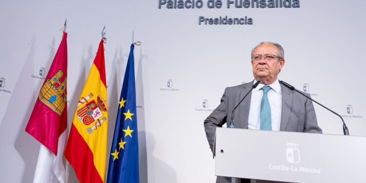 El Gobierno de Castilla-La Mancha solicita la comparecencia en las Cortes regionales para refrendar su postura en defensa de los intereses de la región 1 El Gobierno de Castilla-La Mancha ha solicitado la comparecencia en las Cortes regionales para informar a los grupos parlamentarios del resultado de la reunión mantenida con el Ministerio de Hacienda sobre el modelo de financiación autonómica y, al mismo tiempo, reafirmar la posición que viene defendiendo la Comunidad Autónoma en defensa de los intereses de la región. Así lo ha anunciado el consejero de Hacienda, Administraciones Públicas y Transformación Digital, Juan Alfonso Ruiz Molina, en la rueda de prensa que ha ofrecido este martes, en el Palacio de Fuensalida, en Toledo, tras la reunión mantenida este lunes con el secretario de Estado de Hacienda. En su intervención, Ruiz Molina ha indicado que, durante dicho encuentro, se le trasladó al Ministerio de Hacienda las mismas reivindicaciones y planteamientos que se han mantenido de forma constante en los últimos años respecto al sistema de financiación. Una posición, ha indicado, basada en “la coherencia”, basada en el principio de igualdad y en la defensa de los intereses de Castilla-La Mancha con independencia del color político del Gobierno de España; “lo hicimos tanto con ministros de gobiernos del Partido Popular como del Partido Socialista porque no se trata de hablar de valentía, sino de coherencia”. Por ello, ha pedido conocer la propuesta del partido de la oposición regional en materia de financiación autonómica. Una posición común en defensa de los intereses de la Comunidad Autónoma En su línea de discurso, el titular de Hacienda, Administraciones Públicas y Transformación Digital ha explicado que ha solicitado la comparecencia en el Parlamento autonómico para explicar con detalle el contenido de la reunión y volver a exponer los principios que sustentan la propuesta de Castilla-La Mancha en materia de financiación autonómica. Al tiempo que ha vuelto a tender la mano al conjunto de las fuerzas políticas de la región, para alcanzar una posición común en defensa de los intereses de la Comunidad Autónoma. Respecto al modelo planteado por el Gobierno central, Ruiz Molina ha indicado que Castilla-La Mancha mantiene una posición crítica con la propuesta elaborada por el Gobierno de la nación, al considerar que se trata de una propuesta “injusta y regresiva”, que sólo trata de satisfacer privilegios para una comunidad autónoma, dejando claro con ello que “los privilegios de unos se convierten en desventajas para otros”. Por ello, el consejero ha reiterado que dicho modelo no debe prosperar, es un modelo que “no cuenta ni con el favor de algunos independentistas que no quieren más financiación, sino que lo que buscan es tener más financiación que los demás”. Además, ha reconocido que el daño ya está hecho porque con este modelo, el Gobierno de España, un gobierno progresista, ha trasladado un mensaje a la sociedad de que “quien más tiene, más derechos tiene”. Un modelo, ha continuado, que está en contra de lo que propone Castilla-La Mancha, al estar basado en la ordinalidad, que viene a decir que “aquellos territorios que acumulan mayor número de habitantes con rentas altas tienen derecho a una mayor financiación, y, por tanto, derecho a una prestación de servicios públicos en mejores condiciones que los demás”. Defendemos un modelo que garantice el coste real en la prestación de servicios Frente a ello, el consejero ha recordado que en Castilla-La Mancha “no queremos un modelo que premie a los territorios, queremos un modelo que proteja a los ciudadanos con independencia de donde vivan”. Por ello, y así se lo trasladó al secretario de Estado, en la Comunidad Autónoma “defendemos un modelo que garantice el coste real que nos supone a los territorios prestar los servicios públicos de nuestra competencia”. Teniendo en cuenta factores como la extensión territorial, la dispersión geográfica de la población y el envejecimiento, que “encarecen la prestación de servicios como la sanidad o la educación”. Poniendo como ejemplo el caso del municipio de Fuenlabrada, que tiene la misma población que la provincia Cuenca, puede prestar la atención primaria con siete centros de salud, mientras que en Cuenca se necesitan 32. En definitiva, y así lo ha remarcado, “el modelo que defendemos en Castilla-La Mancha consiste en garantizar el principio de igualdad con independencia de la capacidad económica de unos o de la capacidad económica del lugar en el que residan”.