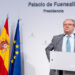 El Gobierno de Castilla-La Mancha ha solicitado la comparecencia en las Cortes regionales para informar a los grupos parlamentarios del resultado de la reunión mantenida con el Ministerio de Hacienda sobre el modelo de financiación autonómica y, al mismo tiempo, reafirmar la posición que viene defendiendo la Comunidad Autónoma en defensa de los intereses de la región. Así lo ha anunciado el consejero de Hacienda, Administraciones Públicas y Transformación Digital, Juan Alfonso Ruiz Molina, en la rueda de prensa que ha ofrecido este martes, en el Palacio de Fuensalida, en Toledo, tras la reunión mantenida este lunes con el secretario de Estado de Hacienda. En su intervención, Ruiz Molina ha indicado que, durante dicho encuentro, se le trasladó al Ministerio de Hacienda las mismas reivindicaciones y planteamientos que se han mantenido de forma constante en los últimos años respecto al sistema de financiación. Una posición, ha indicado, basada en “la coherencia”, basada en el principio de igualdad y en la defensa de los intereses de Castilla-La Mancha con independencia del color político del Gobierno de España; “lo hicimos tanto con ministros de gobiernos del Partido Popular como del Partido Socialista porque no se trata de hablar de valentía, sino de coherencia”. Por ello, ha pedido conocer la propuesta del partido de la oposición regional en materia de financiación autonómica. Una posición común en defensa de los intereses de la Comunidad Autónoma En su línea de discurso, el titular de Hacienda, Administraciones Públicas y Transformación Digital ha explicado que ha solicitado la comparecencia en el Parlamento autonómico para explicar con detalle el contenido de la reunión y volver a exponer los principios que sustentan la propuesta de Castilla-La Mancha en materia de financiación autonómica. Al tiempo que ha vuelto a tender la mano al conjunto de las fuerzas políticas de la región, para alcanzar una posición común en defensa de los intereses de la Comunidad Autónoma. Respecto al modelo planteado por el Gobierno central, Ruiz Molina ha indicado que Castilla-La Mancha mantiene una posición crítica con la propuesta elaborada por el Gobierno de la nación, al considerar que se trata de una propuesta “injusta y regresiva”, que sólo trata de satisfacer privilegios para una comunidad autónoma, dejando claro con ello que “los privilegios de unos se convierten en desventajas para otros”. Por ello, el consejero ha reiterado que dicho modelo no debe prosperar, es un modelo que “no cuenta ni con el favor de algunos independentistas que no quieren más financiación, sino que lo que buscan es tener más financiación que los demás”. Además, ha reconocido que el daño ya está hecho porque con este modelo, el Gobierno de España, un gobierno progresista, ha trasladado un mensaje a la sociedad de que “quien más tiene, más derechos tiene”. Un modelo, ha continuado, que está en contra de lo que propone Castilla-La Mancha, al estar basado en la ordinalidad, que viene a decir que “aquellos territorios que acumulan mayor número de habitantes con rentas altas tienen derecho a una mayor financiación, y, por tanto, derecho a una prestación de servicios públicos en mejores condiciones que los demás”. Defendemos un modelo que garantice el coste real en la prestación de servicios Frente a ello, el consejero ha recordado que en Castilla-La Mancha “no queremos un modelo que premie a los territorios, queremos un modelo que proteja a los ciudadanos con independencia de donde vivan”. Por ello, y así se lo trasladó al secretario de Estado, en la Comunidad Autónoma “defendemos un modelo que garantice el coste real que nos supone a los territorios prestar los servicios públicos de nuestra competencia”. Teniendo en cuenta factores como la extensión territorial, la dispersión geográfica de la población y el envejecimiento, que “encarecen la prestación de servicios como la sanidad o la educación”. Poniendo como ejemplo el caso del municipio de Fuenlabrada, que tiene la misma población que la provincia Cuenca, puede prestar la atención primaria con siete centros de salud, mientras que en Cuenca se necesitan 32. En definitiva, y así lo ha remarcado, “el modelo que defendemos en Castilla-La Mancha consiste en garantizar el principio de igualdad con independencia de la capacidad económica de unos o de la capacidad económica del lugar en el que residan”.