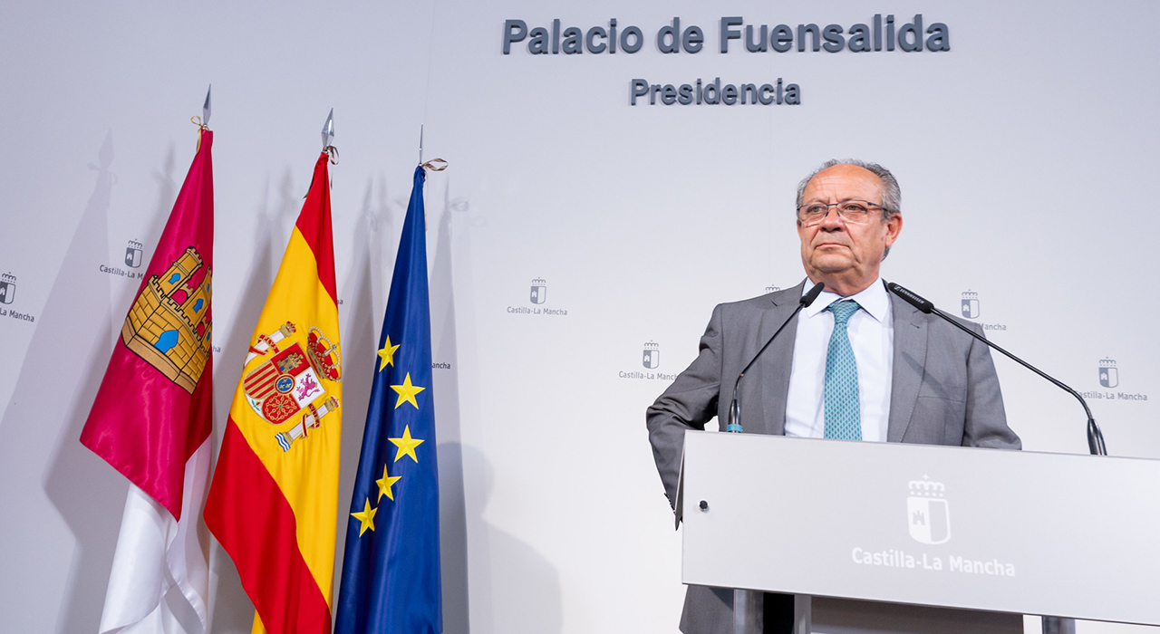 El Gobierno de Castilla-La Mancha solicita la comparecencia en las Cortes regionales para refrendar su postura en defensa de los intereses de la región 2 El Gobierno de Castilla-La Mancha ha solicitado la comparecencia en las Cortes regionales para informar a los grupos parlamentarios del resultado de la reunión mantenida con el Ministerio de Hacienda sobre el modelo de financiación autonómica y, al mismo tiempo, reafirmar la posición que viene defendiendo la Comunidad Autónoma en defensa de los intereses de la región.Así lo ha anunciado el consejero de Hacienda, Administraciones Públicas y Transformación Digital, Juan Alfonso Ruiz Molina, en la rueda de prensa que ha ofrecido este martes, en el Palacio de Fuensalida, en Toledo, tras la reunión mantenida este lunes con el secretario de Estado de Hacienda.En su intervención, Ruiz Molina ha indicado que, durante dicho encuentro, se le trasladó al Ministerio de Hacienda las mismas reivindicaciones y planteamientos que se han mantenido de forma constante en los últimos años respecto al sistema de financiación.Una posición, ha indicado, basada en “la coherencia”, basada en el principio de igualdad y en la defensa de los intereses de Castilla-La Mancha con independencia del color político del Gobierno de España; “lo hicimos tanto con ministros de gobiernos del Partido Popular como del Partido Socialista porque no se trata de hablar de valentía, sino de coherencia”. Por ello, ha pedido conocer la propuesta del partido de la oposición regional en materia de financiación autonómica.Una posición común en defensa de los intereses de la Comunidad AutónomaEn su línea de discurso, el titular de Hacienda, Administraciones Públicas y Transformación Digital ha explicado que ha solicitado la comparecencia en el Parlamento autonómico para explicar con detalle el contenido de la reunión y volver a exponer los principios que sustentan la propuesta de Castilla-La Mancha en materia de financiación autonómica. Al tiempo que ha vuelto a tender la mano al conjunto de las fuerzas políticas de la región, para alcanzar una posición común en defensa de los intereses de la Comunidad Autónoma.Respecto al modelo planteado por el Gobierno central, Ruiz Molina ha indicado que Castilla-La Mancha mantiene una posición crítica con la propuesta elaborada por el Gobierno de la nación, al considerar que se trata de una propuesta “injusta y regresiva”, que sólo trata de satisfacer privilegios para una comunidad autónoma, dejando claro con ello que “los privilegios de unos se convierten en desventajas para otros”.Por ello, el consejero ha reiterado que dicho modelo no debe prosperar, es un modelo que “no cuenta ni con el favor de algunos independentistas que no quieren más financiación, sino que lo que buscan es tener más financiación que los demás”. Además, ha reconocido que el daño ya está hecho porque con este modelo, el Gobierno de España, un gobierno progresista, ha trasladado un mensaje a la sociedad de que “quien más tiene, más derechos tiene”.Un modelo, ha continuado, que está en contra de lo que propone Castilla-La Mancha, al estar basado en la ordinalidad, que viene a decir que “aquellos territorios que acumulan mayor número de habitantes con rentas altas tienen derecho a una mayor financiación, y, por tanto, derecho a una prestación de servicios públicos en mejores condiciones que los demás”.Defendemos un modelo que garantice el coste real en la prestación de serviciosFrente a ello, el consejero ha recordado que en Castilla-La Mancha “no queremos un modelo que premie a los territorios, queremos un modelo que proteja a los ciudadanos con independencia de donde vivan”. Por ello, y así se lo trasladó al secretario de Estado, en la Comunidad Autónoma “defendemos un modelo que garantice el coste real que nos supone a los territorios prestar los servicios públicos de nuestra competencia”.Teniendo en cuenta factores como la extensión territorial, la dispersión geográfica de la población y el envejecimiento, que “encarecen la prestación de servicios como la sanidad o la educación”. Poniendo como ejemplo el caso del municipio de Fuenlabrada, que tiene la misma población que la provincia Cuenca, puede prestar la atención primaria con siete centros de salud, mientras que en Cuenca se necesitan 32.En definitiva, y así lo ha remarcado, “el modelo que defendemos en Castilla-La Mancha consiste en garantizar el principio de igualdad con independencia de la capacidad económica de unos o de la capacidad económica del lugar en el que residan”.
