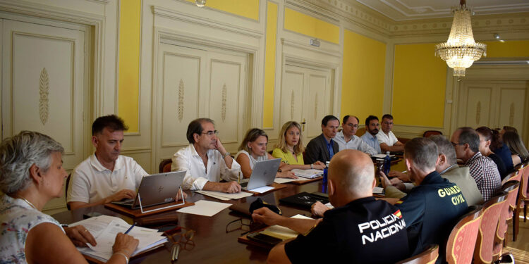 El Gobierno refuerza la plantilla de la Administración estatal en Cuenca 1 La subdelegada del Gobierno en Cuenca, M.ª Luz Fernández, ha presidido este 30 de junio la Comisión de Asistencia a la Subdelegada para evaluar la gestión del primer semestre de 2026. Durante el encuentro se ha constatado un incremento de personal en la práctica totalidad de los servicios de la Administración General del Estado (AGE) en la provincia. Este aumento de la plantilla conquense responde al fortalecimiento continuo del empleo público. A nivel nacional, la Oferta de Empleo Público (OEP) para 2026 asciende a 27.232 plazas en la AGE, incluyendo 346 puestos extraordinarios destinados a la emergencia climática. La cifra global supera las 37.000 plazas al incorporar las convocatorias ya anunciadas para la Policía Nacional, la Guardia Civil y las Fuerzas Armadas, lo que supone un volumen ligeramente superior al registrado el año anterior. La comisión semestral opera como un órgano colegiado esencial para la coordinación territorial en Cuenca. Está integrada por los responsables de múltiples áreas, entre ellas: Tráfico y Carreteras del Estado. Hacienda y Agencia Estatal de Administración Tributaria. SEPE, Instituto Nacional de Estadística y Seguridad Social. Inspección de Trabajo, FOGASA y Trabajo e Inmigración. Fuerzas y Cuerpos de Seguridad del Estado, Centro Penitenciario y Abogacía del Estado. Industria y Energía, Agricultura, Inspección de Telecomunicaciones y MUFACE. M.ª Luz Fernández ha agradecido la profesionalidad de los funcionarios estatales en Cuenca, pidiéndoles "honestidad, responsabilidad y diligencia". La subdelegada ha instado a los presentes a prestar un servicio eficaz y cercano al ciudadano para avanzar hacia una administración moderna, accesible e igualitaria.