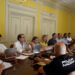 El Gobierno refuerza la plantilla de la Administración estatal en Cuenca 3 La subdelegada del Gobierno en Cuenca, M.ª Luz Fernández, ha presidido este 30 de junio la Comisión de Asistencia a la Subdelegada para evaluar la gestión del primer semestre de 2026. Durante el encuentro se ha constatado un incremento de personal en la práctica totalidad de los servicios de la Administración General del Estado (AGE) en la provincia. Este aumento de la plantilla conquense responde al fortalecimiento continuo del empleo público. A nivel nacional, la Oferta de Empleo Público (OEP) para 2026 asciende a 27.232 plazas en la AGE, incluyendo 346 puestos extraordinarios destinados a la emergencia climática. La cifra global supera las 37.000 plazas al incorporar las convocatorias ya anunciadas para la Policía Nacional, la Guardia Civil y las Fuerzas Armadas, lo que supone un volumen ligeramente superior al registrado el año anterior. La comisión semestral opera como un órgano colegiado esencial para la coordinación territorial en Cuenca. Está integrada por los responsables de múltiples áreas, entre ellas: Tráfico y Carreteras del Estado. Hacienda y Agencia Estatal de Administración Tributaria. SEPE, Instituto Nacional de Estadística y Seguridad Social. Inspección de Trabajo, FOGASA y Trabajo e Inmigración. Fuerzas y Cuerpos de Seguridad del Estado, Centro Penitenciario y Abogacía del Estado. Industria y Energía, Agricultura, Inspección de Telecomunicaciones y MUFACE. M.ª Luz Fernández ha agradecido la profesionalidad de los funcionarios estatales en Cuenca, pidiéndoles "honestidad, responsabilidad y diligencia". La subdelegada ha instado a los presentes a prestar un servicio eficaz y cercano al ciudadano para avanzar hacia una administración moderna, accesible e igualitaria.