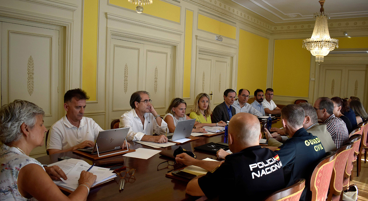 El Gobierno refuerza la plantilla de la Administración estatal en Cuenca 2 La subdelegada del Gobierno en Cuenca, M.ª Luz Fernández, ha presidido este 30 de junio la Comisión de Asistencia a la Subdelegada para evaluar la gestión del primer semestre de 2026. Durante el encuentro se ha constatado un incremento de personal en la práctica totalidad de los servicios de la Administración General del Estado (AGE) en la provincia.Este aumento de la plantilla conquense responde al fortalecimiento continuo del empleo público. A nivel nacional, la Oferta de Empleo Público (OEP) para 2026 asciende a 27.232 plazas en la AGE, incluyendo 346 puestos extraordinarios destinados a la emergencia climática.La cifra global supera las 37.000 plazas al incorporar las convocatorias ya anunciadas para la Policía Nacional, la Guardia Civil y las Fuerzas Armadas, lo que supone un volumen ligeramente superior al registrado el año anterior.La comisión semestral opera como un órgano colegiado esencial para la coordinación territorial en Cuenca. Está integrada por los responsables de múltiples áreas, entre ellas:Tráfico y Carreteras del Estado.Hacienda y Agencia Estatal de Administración Tributaria.SEPE, Instituto Nacional de Estadística y Seguridad Social.Inspección de Trabajo, FOGASA y Trabajo e Inmigración.Fuerzas y Cuerpos de Seguridad del Estado, Centro Penitenciario y Abogacía del Estado.Industria y Energía, Agricultura, Inspección de Telecomunicaciones y MUFACE.M.ª Luz Fernández ha agradecido la profesionalidad de los funcionarios estatales en Cuenca, pidiéndoles "honestidad, responsabilidad y diligencia". La subdelegada ha instado a los presentes a prestar un servicio eficaz y cercano al ciudadano para avanzar hacia una administración moderna, accesible e igualitaria.