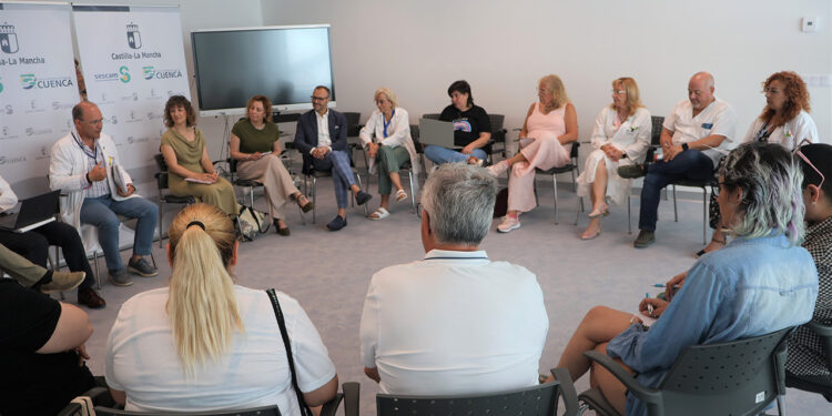 La Gerencia del Área Integrada de Cuenca ha reunido este lunes a los responsables de la Unidad de Atención Sanitaria a Personas Trans e Intersexuales de Castilla-La Mancha con diversas asociaciones regionales para evaluar los servicios prestados. El coordinador de la Unidad, José Vicente Hernández, y el director de Procesos Transversales, Enrique Prada, han anunciado ante los presentes que el tiempo de espera para acceder al servicio se situará en torno a los 30 días a partir del próximo mes de agosto. Junto a la reducción de los plazos de atención, el encuentro ha servido para confirmar la próxima implantación de un sistema de teleconsulta para las revisiones de Endocrinología, una medida diseñada para evitar los desplazamientos de los pacientes de otras provincias. En el ámbito quirúrgico, la reciente apertura del Servicio de Cirugía Plástica y Reparadora en el Hospital Universitario de Cuenca ha permitido activar el circuito de intervenciones, logrando realizar ya una decena de cirugías de masculinización torácica. Actualmente, cerca de medio centenar de usuarios se encuentran en fase de valoración por los especialistas de plástica y anestesia. Por su parte, agrupaciones como El Contenedor, Plural LGTBI Mancha Centro, Euforia, Chrysallys, CERES y Familias Transformando CLM han trasladado sus demandas para seguir ampliando las prestaciones sanitarias. En respuesta, la Unidad ha confirmado que ya se ha remitido la documentación necesaria para incluir nuevos procedimientos quirúrgicos en la cartera de servicios complementaria. Además, ambas partes han acordado impulsar la formación de los profesionales sanitarios, especialmente en los centros de Atención Primaria, para mejorar los procesos de información y derivación. El recorrido desde la normativa hasta la atención directa Tal y como ha documentado la hemeroteca de Liberal de Castilla, el desarrollo operativo de esta unidad médica tiene su punto de inflexión hace exactamente un año. La publicación de la Resolución del Servicio de Salud de Castilla-La Mancha dotó de un marco normativo definitivo a esta atención especializada, un respaldo legal que durante meses habían reivindicado los colectivos regionales para garantizar un acceso equitativo a la salud. Al conectar aquella formalización administrativa con el balance actual, se observa un cambio de ciclo en la atención sanitaria. Lo que hace doce meses se celebraba como la creación sobre el papel de un circuito médico estandarizado, hoy se materializa en la ejecución de cirugías en el hospital conquense y en una reducción palpable de las listas de espera. El diálogo constante entre la Gerencia y las asociaciones demuestra que, superada la fase de implantación legal, los esfuerzos se concentran ahora en agilizar la accesibilidad tecnológica y en ampliar una cartera de servicios que dé respuesta íntegra a las necesidades de los usuarios.