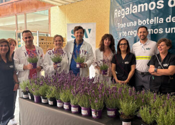 El Hospital de Guadalajara cambia botellas de plástico por 800 plantas para impulsar el reciclaje este 5 de junio