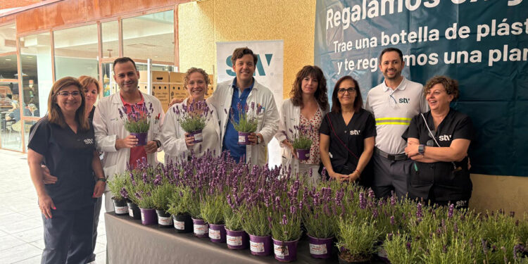 El Hospital de Guadalajara cambia botellas de plástico por 800 plantas para impulsar el reciclaje este 5 de junio
