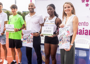 La ciudad de Guadalajara volverá a convertirse en referente del atletismo nacional e internacional con la celebración, el próximo martes 9 de junio, de la XXV Reunión Internacional “Ciudad de Guadalajara”, una edición muy especial que conmemora el 25 aniversario de esta consolidada cita deportiva. El concejal de Deportes, Armengol Engonga, ha presentado hoy el evento en las pistas de atletismo de la Fuente de la Niña, acompañado por el atleta internacional Jaime Migallón, la joven promesa Oluwapelumi Jegede y el organizador de la prueba, Mario Peinado. Engonga ha subrayado que esta cita representa “25 años de esfuerzo, talento, dedicación y compromiso con el atletismo”, destacando que se ha consolidado como “un referente del calendario deportivo de la ciudad a nivel nacional e internacional”. Asimismo, ha agradecido al Club Atletismo Unión Guadalajara y a todos los que han hecho posible la continuidad del mitin durante este cuarto de siglo. La competición se celebrará en horario de 18:00 a 21:00 horas en el Estadio Fuente de la Niña y reunirá a cerca de 350 atletas de más de una docena de países, entre ellos Panamá, Brasil, Uganda o Marruecos El programa combinará deporte de élite con participación base e inclusiva, incluyendo pruebas internacionales, competición escolar, prueba inclusiva y una prueba open, en un formato que refuerza el carácter participativo y formativo del evento. Atletismo de máximo nivel La reunión contará con pruebas de 100, 200, 400, 800, 1.500 y 3.000 metros lisos, así como salto de longitud, con la incorporación este año del triple salto, ampliando el atractivo deportivo del evento. Entre los grandes nombres destacados figuran los velocistas internacionales Shainer Reginfo (9.90) y José González (9.93), junto a referentes nacionales como Maribel Pérez y Guillem Crespí. En los 400 metros competirán atletas de la selección española como Eva Santidrián e Iñaki Canal, mientras que el 800 metros volverá a ser una de las pruebas estrella con participación internacional de alto nivel y atletas por debajo del 1:45. En la prueba de 3.000 metros destaca la presencia del atleta local Jaime Migallón, medallista europeo sub-23, que buscará convertirse en el primer atleta en bajar de los ocho minutos en Guadalajara. El concurso de longitud reunirá a destacados especialistas como Lester Lescay y Emiliano Lasa, junto a atletas femeninas de alto nivel internacional. El atleta internacional Jaime Migallón, una de las grandes referencias del atletismo de Guadalajara y medallista en el último Campeonato de Europa sub-23, ha destacado la ilusión de volver a competir en casa en una cita de este nivel. Migallón afronta la prueba de 3.000 metros con el objetivo de firmar una gran actuación ante su público y buscar marcas de referencia, en una competición que considera “una de las más importantes del calendario nacional”. Por su parte, la joven atleta Oluwapelumi Jegede, una de las promesas del atletismo local, ha subrayado la importancia de participar en un evento de estas características, que supone una oportunidad única para medirse con atletas de alto nivel. Jegede ha mostrado su motivación por competir en Guadalajara y la oportunidad de lograr una buena marca “en casa”, en un entorno que impulsa el crecimiento deportivo de los más jóvenes. Deporte para todos Uno de los aspectos más característicos del mitin es su carácter inclusivo y abierto, con la participación de escolares, jóvenes atletas y pruebas abiertas que permitirán compartir pista con deportistas de élite. El atleta Jaime Migallón ha mostrado su “ilusión por volver a competir en casa en una prueba de gran nivel”, mientras que Oluwapelumi Jegede ha destacado la importancia de esta cita como oportunidad para lograr marca “en un escenario único como Guadalajara”. El concejal de Deportes ha animado a los ciudadanos a asistir a este evento que “no solo reúne a grandes atletas internacionales y olímpicos, sino que también acerca el deporte a las familias, a los más jóvenes y a toda la ciudad”. Con esta XXV edición, Guadalajara reafirma su compromiso con el deporte y consolida una de las grandes citas del atletismo en España, que volverá a llenar la Fuente de la Niña de talento, emoción y espectáculo.