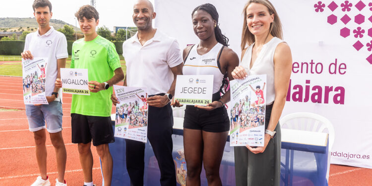 El Mitin Internacional “Ciudad de Guadalajara” cumple 25 años consolidado como referencia del atletismo 1 La ciudad de Guadalajara volverá a convertirse en referente del atletismo nacional e internacional con la celebración, el próximo martes 9 de junio, de la XXV Reunión Internacional “Ciudad de Guadalajara”, una edición muy especial que conmemora el 25 aniversario de esta consolidada cita deportiva. El concejal de Deportes, Armengol Engonga, ha presentado hoy el evento en las pistas de atletismo de la Fuente de la Niña, acompañado por el atleta internacional Jaime Migallón, la joven promesa Oluwapelumi Jegede y el organizador de la prueba, Mario Peinado. Engonga ha subrayado que esta cita representa “25 años de esfuerzo, talento, dedicación y compromiso con el atletismo”, destacando que se ha consolidado como “un referente del calendario deportivo de la ciudad a nivel nacional e internacional”. Asimismo, ha agradecido al Club Atletismo Unión Guadalajara y a todos los que han hecho posible la continuidad del mitin durante este cuarto de siglo. La competición se celebrará en horario de 18:00 a 21:00 horas en el Estadio Fuente de la Niña y reunirá a cerca de 350 atletas de más de una docena de países, entre ellos Panamá, Brasil, Uganda o Marruecos El programa combinará deporte de élite con participación base e inclusiva, incluyendo pruebas internacionales, competición escolar, prueba inclusiva y una prueba open, en un formato que refuerza el carácter participativo y formativo del evento. Atletismo de máximo nivel La reunión contará con pruebas de 100, 200, 400, 800, 1.500 y 3.000 metros lisos, así como salto de longitud, con la incorporación este año del triple salto, ampliando el atractivo deportivo del evento. Entre los grandes nombres destacados figuran los velocistas internacionales Shainer Reginfo (9.90) y José González (9.93), junto a referentes nacionales como Maribel Pérez y Guillem Crespí. En los 400 metros competirán atletas de la selección española como Eva Santidrián e Iñaki Canal, mientras que el 800 metros volverá a ser una de las pruebas estrella con participación internacional de alto nivel y atletas por debajo del 1:45. En la prueba de 3.000 metros destaca la presencia del atleta local Jaime Migallón, medallista europeo sub-23, que buscará convertirse en el primer atleta en bajar de los ocho minutos en Guadalajara. El concurso de longitud reunirá a destacados especialistas como Lester Lescay y Emiliano Lasa, junto a atletas femeninas de alto nivel internacional. El atleta internacional Jaime Migallón, una de las grandes referencias del atletismo de Guadalajara y medallista en el último Campeonato de Europa sub-23, ha destacado la ilusión de volver a competir en casa en una cita de este nivel. Migallón afronta la prueba de 3.000 metros con el objetivo de firmar una gran actuación ante su público y buscar marcas de referencia, en una competición que considera “una de las más importantes del calendario nacional”. Por su parte, la joven atleta Oluwapelumi Jegede, una de las promesas del atletismo local, ha subrayado la importancia de participar en un evento de estas características, que supone una oportunidad única para medirse con atletas de alto nivel. Jegede ha mostrado su motivación por competir en Guadalajara y la oportunidad de lograr una buena marca “en casa”, en un entorno que impulsa el crecimiento deportivo de los más jóvenes. Deporte para todos Uno de los aspectos más característicos del mitin es su carácter inclusivo y abierto, con la participación de escolares, jóvenes atletas y pruebas abiertas que permitirán compartir pista con deportistas de élite. El atleta Jaime Migallón ha mostrado su “ilusión por volver a competir en casa en una prueba de gran nivel”, mientras que Oluwapelumi Jegede ha destacado la importancia de esta cita como oportunidad para lograr marca “en un escenario único como Guadalajara”. El concejal de Deportes ha animado a los ciudadanos a asistir a este evento que “no solo reúne a grandes atletas internacionales y olímpicos, sino que también acerca el deporte a las familias, a los más jóvenes y a toda la ciudad”. Con esta XXV edición, Guadalajara reafirma su compromiso con el deporte y consolida una de las grandes citas del atletismo en España, que volverá a llenar la Fuente de la Niña de talento, emoción y espectáculo.