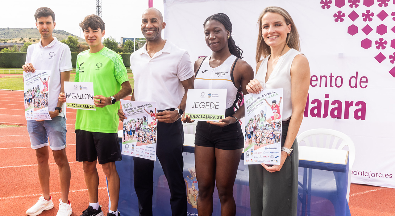 El Mitin Internacional “Ciudad de Guadalajara” cumple 25 años consolidado como referencia del atletismo 2 La ciudad de Guadalajara volverá a convertirse en referente del atletismo nacional e internacional con la celebración, el próximo martes 9 de junio, de la XXV Reunión Internacional “Ciudad de Guadalajara”, una edición muy especial que conmemora el 25 aniversario de esta consolidada cita deportiva.
El concejal de Deportes, Armengol Engonga, ha presentado hoy el evento en las pistas de atletismo de la Fuente de la Niña, acompañado por el atleta internacional Jaime Migallón, la joven promesa Oluwapelumi Jegede y el organizador de la prueba, Mario Peinado.
Engonga ha subrayado que esta cita representa “25 años de esfuerzo, talento, dedicación y compromiso con el atletismo”, destacando que se ha consolidado como “un referente del calendario deportivo de la ciudad a nivel nacional e internacional”. Asimismo, ha agradecido al Club Atletismo Unión Guadalajara y a todos los que han hecho posible la continuidad del mitin durante este cuarto de siglo.
La competición se celebrará en horario de 18:00 a 21:00 horas en el Estadio Fuente de la Niña y reunirá a cerca de 350 atletas de más de una docena de países, entre ellos Panamá, Brasil, Uganda o Marruecos
El programa combinará deporte de élite con participación base e inclusiva, incluyendo pruebas internacionales, competición escolar, prueba inclusiva y una prueba open, en un formato que refuerza el carácter participativo y formativo del evento.
Atletismo de máximo nivel
La reunión contará con pruebas de 100, 200, 400, 800, 1.500 y 3.000 metros lisos, así como salto de longitud, con la incorporación este año del triple salto, ampliando el atractivo deportivo del evento.
Entre los grandes nombres destacados figuran los velocistas internacionales Shainer Reginfo (9.90) y José González (9.93), junto a referentes nacionales como Maribel Pérez y Guillem Crespí.
En los 400 metros competirán atletas de la selección española como Eva Santidrián e Iñaki Canal, mientras que el 800 metros volverá a ser una de las pruebas estrella con participación internacional de alto nivel y atletas por debajo del 1:45.
En la prueba de 3.000 metros destaca la presencia del atleta local Jaime Migallón, medallista europeo sub-23, que buscará convertirse en el primer atleta en bajar de los ocho minutos en Guadalajara.
El concurso de longitud reunirá a destacados especialistas como Lester Lescay y Emiliano Lasa, junto a atletas femeninas de alto nivel internacional.
El atleta internacional Jaime Migallón, una de las grandes referencias del atletismo de Guadalajara y medallista en el último Campeonato de Europa sub-23, ha destacado la ilusión de volver a competir en casa en una cita de este nivel. Migallón afronta la prueba de 3.000 metros con el objetivo de firmar una gran actuación ante su público y buscar marcas de referencia, en una competición que considera “una de las más importantes del calendario nacional”.
Por su parte, la joven atleta Oluwapelumi Jegede, una de las promesas del atletismo local, ha subrayado la importancia de participar en un evento de estas características, que supone una oportunidad única para medirse con atletas de alto nivel. Jegede ha mostrado su motivación por competir en Guadalajara y la oportunidad de lograr una buena marca “en casa”, en un entorno que impulsa el crecimiento deportivo de los más jóvenes.
Deporte para todos
Uno de los aspectos más característicos del mitin es su carácter inclusivo y abierto, con la participación de escolares, jóvenes atletas y pruebas abiertas que permitirán compartir pista con deportistas de élite.
El atleta Jaime Migallón ha mostrado su “ilusión por volver a competir en casa en una prueba de gran nivel”, mientras que Oluwapelumi Jegede ha destacado la importancia de esta cita como oportunidad para lograr marca “en un escenario único como Guadalajara”.
El concejal de Deportes ha animado a los ciudadanos a asistir a este evento que “no solo reúne a grandes atletas internacionales y olímpicos, sino que también acerca el deporte a las familias, a los más jóvenes y a toda la ciudad”.
Con esta XXV edición, Guadalajara reafirma su compromiso con el deporte y consolida una de las grandes citas del atletismo en España, que volverá a llenar la Fuente de la Niña de talento, emoción y espectáculo.