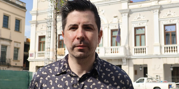 El PSOE exige el retorno de la bandera arcoíris y acusa a Guarinos de borrar las políticas LGTBI en Guadalajara