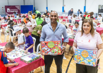 Más de 1.500 personas se darán cita desde este viernes 5 hasta el domingo 7 de junio en el Palacio Multiusos de Guadalajara para disputar el Campeonato de España de Puzles. Es la primera vez que la capital alcarreña acoge esta competición nacional, que alcanza su decimoquinta edición bajo la organización de la Asociación Española de Puzles y el Ayuntamiento local. El concejal de Deportes, Armengol Engonga, y la presidenta de la asociación, María del Carmen Salas, han presentado este evento que exige rapidez, estrategia y trabajo conjunto. La cita está diseñada para combinar la competición de alto nivel con el ocio familiar, atrayendo a participantes de todas las edades procedentes de distintos puntos del país. El torneo se divide en varias modalidades con tiempos limitados de ejecución y premios para los mejores clasificados de la categoría general y las modalidades especiales. El programa principal se estructura en las siguientes jornadas: El torneo arranca el viernes 5 de junio a las 17:30 horas con la categoría Puzzle Battle por equipos. La jornada del sábado 6 de junio acoge la categoría individual matinal con puzles de 500 piezas, las competiciones infantiles y las pruebas por parejas en horario de tarde. El campeonato concluye el domingo 7 de junio a partir de las 10:00 horas con la categoría por equipos, que exige el montaje de dos rompecabezas de 1.000 piezas. Estrategia de dinamización local La llegada de este campeonato inédito consolida la estrategia del Ayuntamiento de Guadalajara, documentada por Liberal de Castilla durante el último año, de diversificar el uso del Palacio Multiusos más allá del deporte tradicional. Durante los últimos meses, el recinto municipal ha incrementado la captación de eventos de carácter nacional de distintas disciplinas para asegurar que la instalación se mantenga como un espacio con actividad continua. Esta línea de gestión busca generar un impacto económico directo en la hostelería y el comercio de la ciudad, aprovechando el flujo de miles de visitantes que pernoctan y consumen en la capital alcarreña durante el fin de semana.