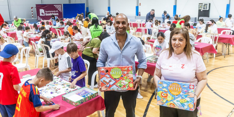 Más de 1.500 personas se darán cita desde este viernes 5 hasta el domingo 7 de junio en el Palacio Multiusos de Guadalajara para disputar el Campeonato de España de Puzles. Es la primera vez que la capital alcarreña acoge esta competición nacional, que alcanza su decimoquinta edición bajo la organización de la Asociación Española de Puzles y el Ayuntamiento local. El concejal de Deportes, Armengol Engonga, y la presidenta de la asociación, María del Carmen Salas, han presentado este evento que exige rapidez, estrategia y trabajo conjunto. La cita está diseñada para combinar la competición de alto nivel con el ocio familiar, atrayendo a participantes de todas las edades procedentes de distintos puntos del país. El torneo se divide en varias modalidades con tiempos limitados de ejecución y premios para los mejores clasificados de la categoría general y las modalidades especiales. El programa principal se estructura en las siguientes jornadas: El torneo arranca el viernes 5 de junio a las 17:30 horas con la categoría Puzzle Battle por equipos. La jornada del sábado 6 de junio acoge la categoría individual matinal con puzles de 500 piezas, las competiciones infantiles y las pruebas por parejas en horario de tarde. El campeonato concluye el domingo 7 de junio a partir de las 10:00 horas con la categoría por equipos, que exige el montaje de dos rompecabezas de 1.000 piezas. Estrategia de dinamización local La llegada de este campeonato inédito consolida la estrategia del Ayuntamiento de Guadalajara, documentada por Liberal de Castilla durante el último año, de diversificar el uso del Palacio Multiusos más allá del deporte tradicional. Durante los últimos meses, el recinto municipal ha incrementado la captación de eventos de carácter nacional de distintas disciplinas para asegurar que la instalación se mantenga como un espacio con actividad continua. Esta línea de gestión busca generar un impacto económico directo en la hostelería y el comercio de la ciudad, aprovechando el flujo de miles de visitantes que pernoctan y consumen en la capital alcarreña durante el fin de semana.