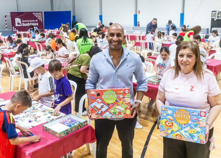 Más de 1.500 personas se darán cita desde este viernes 5 hasta el domingo 7 de junio en el Palacio Multiusos de Guadalajara para disputar el Campeonato de España de Puzles. Es la primera vez que la capital alcarreña acoge esta competición nacional, que alcanza su decimoquinta edición bajo la organización de la Asociación Española de Puzles y el Ayuntamiento local. El concejal de Deportes, Armengol Engonga, y la presidenta de la asociación, María del Carmen Salas, han presentado este evento que exige rapidez, estrategia y trabajo conjunto. La cita está diseñada para combinar la competición de alto nivel con el ocio familiar, atrayendo a participantes de todas las edades procedentes de distintos puntos del país. El torneo se divide en varias modalidades con tiempos limitados de ejecución y premios para los mejores clasificados de la categoría general y las modalidades especiales. El programa principal se estructura en las siguientes jornadas: El torneo arranca el viernes 5 de junio a las 17:30 horas con la categoría Puzzle Battle por equipos. La jornada del sábado 6 de junio acoge la categoría individual matinal con puzles de 500 piezas, las competiciones infantiles y las pruebas por parejas en horario de tarde. El campeonato concluye el domingo 7 de junio a partir de las 10:00 horas con la categoría por equipos, que exige el montaje de dos rompecabezas de 1.000 piezas. Estrategia de dinamización local La llegada de este campeonato inédito consolida la estrategia del Ayuntamiento de Guadalajara, documentada por Liberal de Castilla durante el último año, de diversificar el uso del Palacio Multiusos más allá del deporte tradicional. Durante los últimos meses, el recinto municipal ha incrementado la captación de eventos de carácter nacional de distintas disciplinas para asegurar que la instalación se mantenga como un espacio con actividad continua. Esta línea de gestión busca generar un impacto económico directo en la hostelería y el comercio de la ciudad, aprovechando el flujo de miles de visitantes que pernoctan y consumen en la capital alcarreña durante el fin de semana.