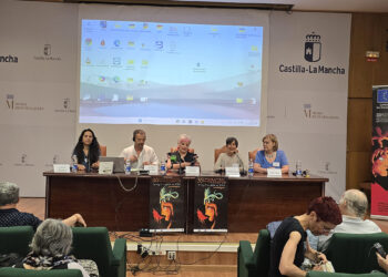 El Palacio del Infantado se convierte desde hoy y hasta el próximo 12 de junio en el epicentro continental de la narración oral con la celebración del Encuentro de Lugares de Cuento. Esta cita internacional reúne en Guadalajara a 24 profesionales de 16 países diferentes en los días inmediatamente previos al Maratón de los Cuentos. Representantes de espacios, festivales e instituciones culturales trabajan de manera conjunta para asentar las bases de dos futuras Rutas de Cuento. Este itinerario pionero busca recorrer Europa conectando territorios unidos por la palabra, la transmisión oral y la memoria popular. La iniciativa forma parte del proyecto europeo Ancestor, un programa impulsado por el Seminario de Literatura Infantil y Juvenil (SLIJ) de Guadalajara. La presidenta de la entidad, Concha Carlavilla, y la directora del proyecto, Blanca Calvo, han inaugurado el foro destacando la necesidad de crear una red de cooperación cultural fuerte. Autoridades locales y regionales han subrayado durante la apertura que la ciudad ya no solo es conocida por su patrimonio monumental, sino por su inmensa capacidad para reunir a la gente en torno a la palabra contada. Agenda del evento internacional El encuentro cuenta con un programa estructurado para definir de forma precisa qué constituye un verdadero Lugar de Cuento y cómo conectar estos espacios físicos. Todas las sesiones se desarrollan con traducción simultánea en inglés y español para facilitar el intercambio de propuestas entre las distintas delegaciones. El objetivo principal es que los asistentes compartan recursos artísticos y diseñen un recorrido atractivo tanto a nivel cultural como turístico. Los actos principales que vertebran las jornadas incluyen las siguientes actividades: Conferencia inaugural sobre la importancia de los relatos a cargo del escritor Gustavo Martín Garzo Ponencia de la experta Sendy Ghirardi para analizar los beneficios socioeconómicos de la iniciativa Grupos de trabajo diarios orientados a recoger aportaciones y diseñar el trazado europeo definitivo Visitas guiadas por la ciudad a cargo de los narradores locales Manuel Granado y Estibi Mínguez Presentación oficial de conclusiones el viernes antes de que la alcaldesa inicie el maratón narrativo Territorios unidos por la palabra La vocación del congreso es extender el arraigo de la narración oral mucho más allá de las fronteras de Castilla-La Mancha. El proyecto Ancestor busca tejer alianzas sólidas entre distintos municipios que comparten una misma sensibilidad por la protección del patrimonio inmaterial. Esta iniciativa cuenta con el respaldo estratégico del programa Europa Creativa y la colaboración directa de entidades académicas de Italia, Eslovaquia, Letonia y Bulgaria. Aparte de los foros de debate, el programa contempla la impartición de 25 cursos sobre técnicas de contar destinados a jóvenes y colectivos vulnerables. El diseño del nuevo mapa de rutas se nutre de la experiencia de múltiples localidades con una trayectoria consolidada en la gestión cultural. Los expertos participantes en el palacio representan a las siguientes áreas geográficas: Municipios nacionales como Ahigal, Logroño, Simat de la Valldigna y Úbeda Centros neurálgicos de la península ibérica como la ciudad de Beja en Portugal Capitales y grandes urbes europeas como Dublín, Helsinki, Varsovia, Bratislava y Sofía Localidades de Francia, Italia, Grecia, Austria, República Checa, Letonia y Estonia con festivales de narración histórica De tradición local a red europea Al consultar el archivo histórico de Liberal de Castilla durante el último año, observamos que la evolución de este proyecto refleja un crecimiento estratégico vital para la provincia. En junio del año pasado, durante la 34º edición del Maratón de los Cuentos, el SLIJ ya documentó los primeros pasos del programa Ancestor tras asegurar la exigente financiación europea. Entonces, el proyecto se comunicó como un ambicioso reto a medio plazo que buscaba profesionalizar y exportar el modelo de éxito tejido en Guadalajara durante más de tres décadas. Hoy, ese esfuerzo organizativo se materializa de forma tangible con la llegada de las delegaciones internacionales a la capital alcarreña. La iniciativa también ha logrado descentralizar el impacto cultural en la provincia gracias a la reciente residencia artística celebrada en Sigüenza, cuyo resultado se estrenará este mismo fin de semana. El salto cualitativo es evidente para el lector local, ya que Guadalajara deja de ser únicamente la sede de un evento anual masivo para erigirse oficialmente como la institución fundadora de una red cultural permanente en Europa.