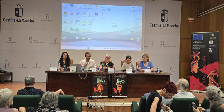 El Palacio del Infantado diseña ya las grandes rutas europeas del cuento 1 El Palacio del Infantado se convierte desde hoy y hasta el próximo 12 de junio en el epicentro continental de la narración oral con la celebración del Encuentro de Lugares de Cuento. Esta cita internacional reúne en Guadalajara a 24 profesionales de 16 países diferentes en los días inmediatamente previos al Maratón de los Cuentos. Representantes de espacios, festivales e instituciones culturales trabajan de manera conjunta para asentar las bases de dos futuras Rutas de Cuento. Este itinerario pionero busca recorrer Europa conectando territorios unidos por la palabra, la transmisión oral y la memoria popular. La iniciativa forma parte del proyecto europeo Ancestor, un programa impulsado por el Seminario de Literatura Infantil y Juvenil (SLIJ) de Guadalajara. La presidenta de la entidad, Concha Carlavilla, y la directora del proyecto, Blanca Calvo, han inaugurado el foro destacando la necesidad de crear una red de cooperación cultural fuerte. Autoridades locales y regionales han subrayado durante la apertura que la ciudad ya no solo es conocida por su patrimonio monumental, sino por su inmensa capacidad para reunir a la gente en torno a la palabra contada. Agenda del evento internacional El encuentro cuenta con un programa estructurado para definir de forma precisa qué constituye un verdadero Lugar de Cuento y cómo conectar estos espacios físicos. Todas las sesiones se desarrollan con traducción simultánea en inglés y español para facilitar el intercambio de propuestas entre las distintas delegaciones. El objetivo principal es que los asistentes compartan recursos artísticos y diseñen un recorrido atractivo tanto a nivel cultural como turístico. Los actos principales que vertebran las jornadas incluyen las siguientes actividades: Conferencia inaugural sobre la importancia de los relatos a cargo del escritor Gustavo Martín Garzo Ponencia de la experta Sendy Ghirardi para analizar los beneficios socioeconómicos de la iniciativa Grupos de trabajo diarios orientados a recoger aportaciones y diseñar el trazado europeo definitivo Visitas guiadas por la ciudad a cargo de los narradores locales Manuel Granado y Estibi Mínguez Presentación oficial de conclusiones el viernes antes de que la alcaldesa inicie el maratón narrativo Territorios unidos por la palabra La vocación del congreso es extender el arraigo de la narración oral mucho más allá de las fronteras de Castilla-La Mancha. El proyecto Ancestor busca tejer alianzas sólidas entre distintos municipios que comparten una misma sensibilidad por la protección del patrimonio inmaterial. Esta iniciativa cuenta con el respaldo estratégico del programa Europa Creativa y la colaboración directa de entidades académicas de Italia, Eslovaquia, Letonia y Bulgaria. Aparte de los foros de debate, el programa contempla la impartición de 25 cursos sobre técnicas de contar destinados a jóvenes y colectivos vulnerables. El diseño del nuevo mapa de rutas se nutre de la experiencia de múltiples localidades con una trayectoria consolidada en la gestión cultural. Los expertos participantes en el palacio representan a las siguientes áreas geográficas: Municipios nacionales como Ahigal, Logroño, Simat de la Valldigna y Úbeda Centros neurálgicos de la península ibérica como la ciudad de Beja en Portugal Capitales y grandes urbes europeas como Dublín, Helsinki, Varsovia, Bratislava y Sofía Localidades de Francia, Italia, Grecia, Austria, República Checa, Letonia y Estonia con festivales de narración histórica De tradición local a red europea Al consultar el archivo histórico de Liberal de Castilla durante el último año, observamos que la evolución de este proyecto refleja un crecimiento estratégico vital para la provincia. En junio del año pasado, durante la 34º edición del Maratón de los Cuentos, el SLIJ ya documentó los primeros pasos del programa Ancestor tras asegurar la exigente financiación europea. Entonces, el proyecto se comunicó como un ambicioso reto a medio plazo que buscaba profesionalizar y exportar el modelo de éxito tejido en Guadalajara durante más de tres décadas. Hoy, ese esfuerzo organizativo se materializa de forma tangible con la llegada de las delegaciones internacionales a la capital alcarreña. La iniciativa también ha logrado descentralizar el impacto cultural en la provincia gracias a la reciente residencia artística celebrada en Sigüenza, cuyo resultado se estrenará este mismo fin de semana. El salto cualitativo es evidente para el lector local, ya que Guadalajara deja de ser únicamente la sede de un evento anual masivo para erigirse oficialmente como la institución fundadora de una red cultural permanente en Europa.