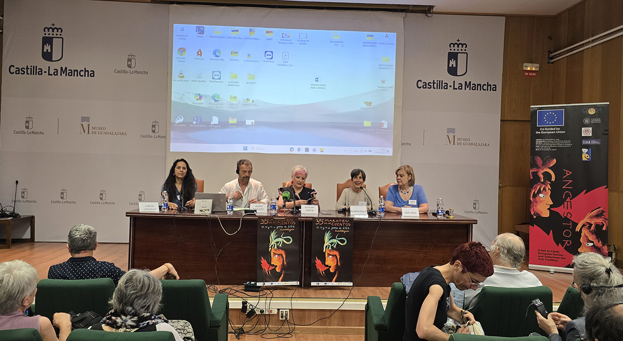 El Palacio del Infantado diseña ya las grandes rutas europeas del cuento 2 El Palacio del Infantado se convierte desde hoy y hasta el próximo 12 de junio en el epicentro continental de la narración oral con la celebración del Encuentro de Lugares de Cuento. Esta cita internacional reúne en Guadalajara a 24 profesionales de 16 países diferentes en los días inmediatamente previos al Maratón de los Cuentos. Representantes de espacios, festivales e instituciones culturales trabajan de manera conjunta para asentar las bases de dos futuras Rutas de Cuento. Este itinerario pionero busca recorrer Europa conectando territorios unidos por la palabra, la transmisión oral y la memoria popular.La iniciativa forma parte del proyecto europeo Ancestor, un programa impulsado por el Seminario de Literatura Infantil y Juvenil (SLIJ) de Guadalajara. La presidenta de la entidad, Concha Carlavilla, y la directora del proyecto, Blanca Calvo, han inaugurado el foro destacando la necesidad de crear una red de cooperación cultural fuerte. Autoridades locales y regionales han subrayado durante la apertura que la ciudad ya no solo es conocida por su patrimonio monumental, sino por su inmensa capacidad para reunir a la gente en torno a la palabra contada.Agenda del evento internacional
El encuentro cuenta con un programa estructurado para definir de forma precisa qué constituye un verdadero Lugar de Cuento y cómo conectar estos espacios físicos. Todas las sesiones se desarrollan con traducción simultánea en inglés y español para facilitar el intercambio de propuestas entre las distintas delegaciones. El objetivo principal es que los asistentes compartan recursos artísticos y diseñen un recorrido atractivo tanto a nivel cultural como turístico.Los actos principales que vertebran las jornadas incluyen las siguientes actividades:Conferencia inaugural sobre la importancia de los relatos a cargo del escritor Gustavo Martín GarzoPonencia de la experta Sendy Ghirardi para analizar los beneficios socioeconómicos de la iniciativaGrupos de trabajo diarios orientados a recoger aportaciones y diseñar el trazado europeo definitivoVisitas guiadas por la ciudad a cargo de los narradores locales Manuel Granado y Estibi MínguezPresentación oficial de conclusiones el viernes antes de que la alcaldesa inicie el maratón narrativoTerritorios unidos por la palabra
La vocación del congreso es extender el arraigo de la narración oral mucho más allá de las fronteras de Castilla-La Mancha. El proyecto Ancestor busca tejer alianzas sólidas entre distintos municipios que comparten una misma sensibilidad por la protección del patrimonio inmaterial. Esta iniciativa cuenta con el respaldo estratégico del programa Europa Creativa y la colaboración directa de entidades académicas de Italia, Eslovaquia, Letonia y Bulgaria. Aparte de los foros de debate, el programa contempla la impartición de 25 cursos sobre técnicas de contar destinados a jóvenes y colectivos vulnerables.El diseño del nuevo mapa de rutas se nutre de la experiencia de múltiples localidades con una trayectoria consolidada en la gestión cultural. Los expertos participantes en el palacio representan a las siguientes áreas geográficas:Municipios nacionales como Ahigal, Logroño, Simat de la Valldigna y ÚbedaCentros neurálgicos de la península ibérica como la ciudad de Beja en PortugalCapitales y grandes urbes europeas como Dublín, Helsinki, Varsovia, Bratislava y SofíaLocalidades de Francia, Italia, Grecia, Austria, República Checa, Letonia y Estonia con festivales de narración históricaDe tradición local a red europea
Al consultar el archivo histórico de Liberal de Castilla durante el último año, observamos que la evolución de este proyecto refleja un crecimiento estratégico vital para la provincia. En junio del año pasado, durante la 34º edición del Maratón de los Cuentos, el SLIJ ya documentó los primeros pasos del programa Ancestor tras asegurar la exigente financiación europea. Entonces, el proyecto se comunicó como un ambicioso reto a medio plazo que buscaba profesionalizar y exportar el modelo de éxito tejido en Guadalajara durante más de tres décadas.Hoy, ese esfuerzo organizativo se materializa de forma tangible con la llegada de las delegaciones internacionales a la capital alcarreña. La iniciativa también ha logrado descentralizar el impacto cultural en la provincia gracias a la reciente residencia artística celebrada en Sigüenza, cuyo resultado se estrenará este mismo fin de semana. El salto cualitativo es evidente para el lector local, ya que Guadalajara deja de ser únicamente la sede de un evento anual masivo para erigirse oficialmente como la institución fundadora de una red cultural permanente en Europa.
