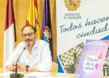 Guadalajara celebrará el sábado 6 de junio la II Feria de la Salud en el Parque de la Concordia, con la participación de cerca de 30 entidades del ámbito sociosanitario y una programación centrada en la prevención, los hábitos saludables y el bienestar. La jornada, presentada este lunes por el concejal de Salud, Roberto Narro, se desarrollará en horario de 11:00 a 14:30 horas y de 17:00 a 21:00 horas. La iniciativa, impulsada por el Gobierno municipal de Ana Guarinos, busca acercar a la ciudadanía información útil y recursos vinculados a la salud física y emocional. Según ha explicado Narro, el objetivo pasa por reforzar la prevención, fomentar la actividad física y promover una mayor participación comunitaria en torno al cuidado de la salud. Durante toda la jornada, asociaciones de pacientes, colegios profesionales, universidades y organizaciones sociales ofrecerán información, asesoramiento y actividades divulgativas. Entre las propuestas previstas figuran un taller de concentración y relajación para niños impartido por el Colegio de Enfermería, un taller sobre anafilaxia y uso de medicación de rescate a cargo de la Asociación Alerguada y controles de glucemia organizados por la Asociación de Diabetes de Guadalajara. El edil ha destacado la respuesta del tejido sociosanitario de la ciudad, que permitirá poner el foco en cuestiones como la prevención de enfermedades, la salud mental, la alimentación, la actividad física y el abordaje de patologías crónicas. Además, esta segunda edición incorpora nuevas entidades, entre ellas el Colegio Oficial de Médicos y el Colegio de Ópticos-Optometristas, lo que refuerza el carácter multidisciplinar de la feria. La II Feria de la Salud coincidirá además con las actividades del Día del Deporte organizadas por el área municipal, por lo que el ambiente de promoción de hábitos saludables se extenderá a distintos puntos de Guadalajara durante esa misma jornada. Junto a la presentación de la feria, Roberto Narro ha anunciado también la ampliación de la red municipal de desfibriladores. En las próximas semanas se instalarán 19 nuevos dispositivos en centros sociales, servicios de emergencia y otros puntos de la ciudad, además de dos tótems de acceso público en las zonas de Santo Domingo y la plaza de España. Con esta actuación, Guadalajara pasará de 28 a 47 equipos, lo que supone un incremento del 68 % 68% de su red. La cita del 6 de junio servirá así para afianzar una iniciativa que alcanza su segunda edición con una participación similar a la del pasado año, pero con nuevas incorporaciones y una programación más amplia. Esa continuidad conecta la labor divulgativa de la feria con medidas concretas de salud pública, como el refuerzo de los desfibriladores, en una estrategia municipal que busca ganar presencia en la calle y acercar la prevención a los vecinos.