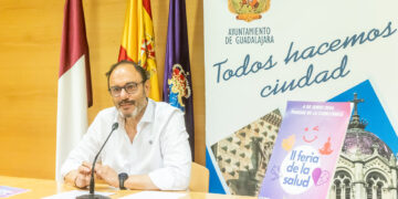 Guadalajara celebrará el sábado 6 de junio la II Feria de la Salud en el Parque de la Concordia, con la participación de cerca de 30 entidades del ámbito sociosanitario y una programación centrada en la prevención, los hábitos saludables y el bienestar. La jornada, presentada este lunes por el concejal de Salud, Roberto Narro, se desarrollará en horario de 11:00 a 14:30 horas y de 17:00 a 21:00 horas. La iniciativa, impulsada por el Gobierno municipal de Ana Guarinos, busca acercar a la ciudadanía información útil y recursos vinculados a la salud física y emocional. Según ha explicado Narro, el objetivo pasa por reforzar la prevención, fomentar la actividad física y promover una mayor participación comunitaria en torno al cuidado de la salud. Durante toda la jornada, asociaciones de pacientes, colegios profesionales, universidades y organizaciones sociales ofrecerán información, asesoramiento y actividades divulgativas. Entre las propuestas previstas figuran un taller de concentración y relajación para niños impartido por el Colegio de Enfermería, un taller sobre anafilaxia y uso de medicación de rescate a cargo de la Asociación Alerguada y controles de glucemia organizados por la Asociación de Diabetes de Guadalajara. El edil ha destacado la respuesta del tejido sociosanitario de la ciudad, que permitirá poner el foco en cuestiones como la prevención de enfermedades, la salud mental, la alimentación, la actividad física y el abordaje de patologías crónicas. Además, esta segunda edición incorpora nuevas entidades, entre ellas el Colegio Oficial de Médicos y el Colegio de Ópticos-Optometristas, lo que refuerza el carácter multidisciplinar de la feria. La II Feria de la Salud coincidirá además con las actividades del Día del Deporte organizadas por el área municipal, por lo que el ambiente de promoción de hábitos saludables se extenderá a distintos puntos de Guadalajara durante esa misma jornada. Junto a la presentación de la feria, Roberto Narro ha anunciado también la ampliación de la red municipal de desfibriladores. En las próximas semanas se instalarán 19 nuevos dispositivos en centros sociales, servicios de emergencia y otros puntos de la ciudad, además de dos tótems de acceso público en las zonas de Santo Domingo y la plaza de España. Con esta actuación, Guadalajara pasará de 28 a 47 equipos, lo que supone un incremento del 68 % 68% de su red. La cita del 6 de junio servirá así para afianzar una iniciativa que alcanza su segunda edición con una participación similar a la del pasado año, pero con nuevas incorporaciones y una programación más amplia. Esa continuidad conecta la labor divulgativa de la feria con medidas concretas de salud pública, como el refuerzo de los desfibriladores, en una estrategia municipal que busca ganar presencia en la calle y acercar la prevención a los vecinos.