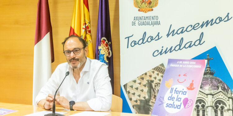 El Parque de la Concordia reunirá el 6 de junio a 30 entidades en la Feria de la Salud de Guadalajara 1 Guadalajara celebrará el sábado 6 de junio la II Feria de la Salud en el Parque de la Concordia, con la participación de cerca de 30 entidades del ámbito sociosanitario y una programación centrada en la prevención, los hábitos saludables y el bienestar. La jornada, presentada este lunes por el concejal de Salud, Roberto Narro, se desarrollará en horario de 11:00 a 14:30 horas y de 17:00 a 21:00 horas. La iniciativa, impulsada por el Gobierno municipal de Ana Guarinos, busca acercar a la ciudadanía información útil y recursos vinculados a la salud física y emocional. Según ha explicado Narro, el objetivo pasa por reforzar la prevención, fomentar la actividad física y promover una mayor participación comunitaria en torno al cuidado de la salud. Durante toda la jornada, asociaciones de pacientes, colegios profesionales, universidades y organizaciones sociales ofrecerán información, asesoramiento y actividades divulgativas. Entre las propuestas previstas figuran un taller de concentración y relajación para niños impartido por el Colegio de Enfermería, un taller sobre anafilaxia y uso de medicación de rescate a cargo de la Asociación Alerguada y controles de glucemia organizados por la Asociación de Diabetes de Guadalajara. El edil ha destacado la respuesta del tejido sociosanitario de la ciudad, que permitirá poner el foco en cuestiones como la prevención de enfermedades, la salud mental, la alimentación, la actividad física y el abordaje de patologías crónicas. Además, esta segunda edición incorpora nuevas entidades, entre ellas el Colegio Oficial de Médicos y el Colegio de Ópticos-Optometristas, lo que refuerza el carácter multidisciplinar de la feria. La II Feria de la Salud coincidirá además con las actividades del Día del Deporte organizadas por el área municipal, por lo que el ambiente de promoción de hábitos saludables se extenderá a distintos puntos de Guadalajara durante esa misma jornada. Junto a la presentación de la feria, Roberto Narro ha anunciado también la ampliación de la red municipal de desfibriladores. En las próximas semanas se instalarán 19 nuevos dispositivos en centros sociales, servicios de emergencia y otros puntos de la ciudad, además de dos tótems de acceso público en las zonas de Santo Domingo y la plaza de España. Con esta actuación, Guadalajara pasará de 28 a 47 equipos, lo que supone un incremento del 68 % 68% de su red. La cita del 6 de junio servirá así para afianzar una iniciativa que alcanza su segunda edición con una participación similar a la del pasado año, pero con nuevas incorporaciones y una programación más amplia. Esa continuidad conecta la labor divulgativa de la feria con medidas concretas de salud pública, como el refuerzo de los desfibriladores, en una estrategia municipal que busca ganar presencia en la calle y acercar la prevención a los vecinos.