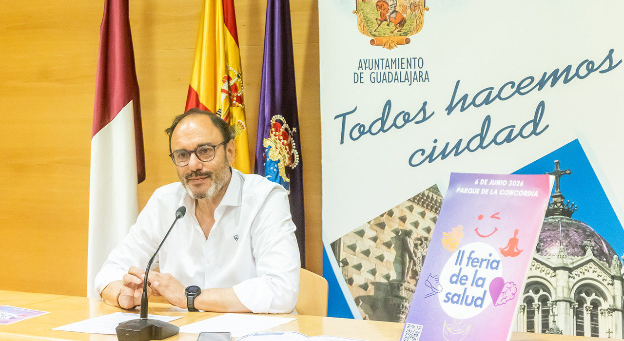 El Parque de la Concordia reunirá el 6 de junio a 30 entidades en la Feria de la Salud de Guadalajara 2 Guadalajara celebrará el sábado 6 de junio la II Feria de la Salud en el Parque de la Concordia, con la participación de cerca de 30 entidades del ámbito sociosanitario y una programación centrada en la prevención, los hábitos saludables y el bienestar. La jornada, presentada este lunes por el concejal de Salud, Roberto Narro, se desarrollará en horario de 11:00 a 14:30 horas y de 17:00 a 21:00 horas.La iniciativa, impulsada por el Gobierno municipal de Ana Guarinos, busca acercar a la ciudadanía información útil y recursos vinculados a la salud física y emocional. Según ha explicado Narro, el objetivo pasa por reforzar la prevención, fomentar la actividad física y promover una mayor participación comunitaria en torno al cuidado de la salud.Durante toda la jornada, asociaciones de pacientes, colegios profesionales, universidades y organizaciones sociales ofrecerán información, asesoramiento y actividades divulgativas. Entre las propuestas previstas figuran un taller de concentración y relajación para niños impartido por el Colegio de Enfermería, un taller sobre anafilaxia y uso de medicación de rescate a cargo de la Asociación Alerguada y controles de glucemia organizados por la Asociación de Diabetes de Guadalajara.El edil ha destacado la respuesta del tejido sociosanitario de la ciudad, que permitirá poner el foco en cuestiones como la prevención de enfermedades, la salud mental, la alimentación, la actividad física y el abordaje de patologías crónicas. Además, esta segunda edición incorpora nuevas entidades, entre ellas el Colegio Oficial de Médicos y el Colegio de Ópticos-Optometristas, lo que refuerza el carácter multidisciplinar de la feria.La II Feria de la Salud coincidirá además con las actividades del Día del Deporte organizadas por el área municipal, por lo que el ambiente de promoción de hábitos saludables se extenderá a distintos puntos de Guadalajara durante esa misma jornada.Junto a la presentación de la feria, Roberto Narro ha anunciado también la ampliación de la red municipal de desfibriladores. En las próximas semanas se instalarán 19 nuevos dispositivos en centros sociales, servicios de emergencia y otros puntos de la ciudad, además de dos tótems de acceso público en las zonas de Santo Domingo y la plaza de España. Con esta actuación, Guadalajara pasará de 28 a 47 equipos, lo que supone un incremento del
68
%
68% de su red.La cita del 6 de junio servirá así para afianzar una iniciativa que alcanza su segunda edición con una participación similar a la del pasado año, pero con nuevas incorporaciones y una programación más amplia. Esa continuidad conecta la labor divulgativa de la feria con medidas concretas de salud pública, como el refuerzo de los desfibriladores, en una estrategia municipal que busca ganar presencia en la calle y acercar la prevención a los vecinos.