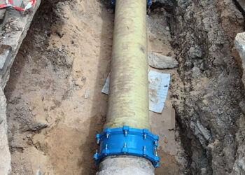 El agua vuelve a Villa Román reparada la gran avería que obligó a usar camiones cisterna