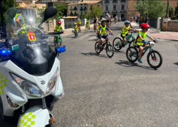 El alumnado del CEIP Isaac Albéniz toma el centro de Cuenca sobre ruedas para reivindicar una movilidad escolar segura