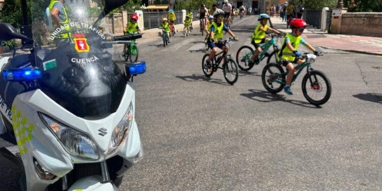 El alumnado del CEIP Isaac Albéniz toma el centro de Cuenca sobre ruedas para reivindicar una movilidad escolar segura