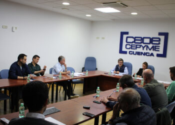La Asociación Provincial de Cerealistas Conquenses (ACECON) prevé una campaña con un buen volumen de producción de cereal y girasol en la provincia, salvada en el último momento por la meteorología. Durante su reciente Asamblea General, el sector ha confirmado que las lluvias de marzo y la primera quincena de abril han sido providenciales para revertir los efectos de un invierno inusualmente seco y con grandes oscilaciones térmicas. Gracias a estas precipitaciones, la mayor superficie de cebada en La Manchuela y la zona Centro avanza favorablemente en su fase de llenado de grano. Por su parte, los trigos blandos y duros cultivados en las áreas más frescas de la Serranía ya se encuentran en plena floración. Sin embargo, el optimismo por el volumen de la cosecha choca frontalmente con una rentabilidad asfixiada por el contexto internacional. El presidente de ACECON, David Manzanares, ha advertido que la crisis en Oriente Medio está teniendo un impacto directo y crítico en las cuentas de los agricultores conquenses. Los problemas en las rutas marítimas han disparado el precio de los fertilizantes importados, mientras que el encarecimiento del crudo eleva el coste del gasóleo agrícola justo a las puertas de la recolección. A este escenario se suma una alta volatilidad en los precios de venta que impide a los productores cerrar contratos a futuro con estabilidad. Flexibilidad burocrática y homenaje a Urbano Chana Durante el encuentro provincial, los cerealistas también abordaron cuestiones de gestión laboral en las explotaciones agrícolas. La directiva aclaró que el formato digital para el registro horario de los trabajadores no es obligatorio en la actualidad. Por lo tanto, no contar con sistemas digitalizados de control horario no es motivo de sanción, lo que aporta cierta tranquilidad burocrática a las explotaciones de la zona. La reunión concluyó con un profundo reconocimiento hacia Urbano Chana, empresario local recientemente fallecido. Manzanares destacó la honradez y humildad de Chana, quien en los años ochenta fundó desde cero la empresa Chanagar. Hoy, bajo el liderazgo de sus hijos Maribel y Santiago, la compañía se ha consolidado como un motor económico vital para su comarca en los sectores agrario y del transporte. El arraigo de esta empresa familiar ha permitido generar y mantener 50 puestos de trabajo directos. Además, gestionan múltiples puntos de distribución que resultan esenciales para la vertebración logística del sector agrícola en la provincia de Cuenca. Evolución del sector: de la sequía a la inflación de costes La radiografía actual del campo en Cuenca marca un punto de inflexión respecto a las crisis agrícolas del último año documentadas en la hemeroteca de Liberal de Castilla. Durante la campaña anterior, las noticias del sector estaban acaparadas casi en exclusiva por la angustia de una sequía histórica que mermó drásticamente los rendimientos por hectárea, obligando a las asociaciones a reclamar ayudas de emergencia para la supervivencia de las siembras. Hoy, el foco del debate ha rotado por completo hacia la gestión financiera y la supervivencia empresarial. El agricultor conquense ha pasado de mirar al cielo rogando por la lluvia, a vigilar los mercados internacionales de materias primas para poder cuadrar los márgenes de beneficio. Esta transición demuestra que la resiliencia del sector en la provincia depende ahora de su capacidad para blindar una producción local abundante frente a unos costes energéticos dictados por la inestabilidad geopolítica.