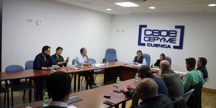 El campo conquense anticipa una cosecha generosa en La Manchuela y la Serranía pese al hachazo en los costes 1 La Asociación Provincial de Cerealistas Conquenses (ACECON) prevé una campaña con un buen volumen de producción de cereal y girasol en la provincia, salvada en el último momento por la meteorología. Durante su reciente Asamblea General, el sector ha confirmado que las lluvias de marzo y la primera quincena de abril han sido providenciales para revertir los efectos de un invierno inusualmente seco y con grandes oscilaciones térmicas. Gracias a estas precipitaciones, la mayor superficie de cebada en La Manchuela y la zona Centro avanza favorablemente en su fase de llenado de grano. Por su parte, los trigos blandos y duros cultivados en las áreas más frescas de la Serranía ya se encuentran en plena floración. Sin embargo, el optimismo por el volumen de la cosecha choca frontalmente con una rentabilidad asfixiada por el contexto internacional. El presidente de ACECON, David Manzanares, ha advertido que la crisis en Oriente Medio está teniendo un impacto directo y crítico en las cuentas de los agricultores conquenses. Los problemas en las rutas marítimas han disparado el precio de los fertilizantes importados, mientras que el encarecimiento del crudo eleva el coste del gasóleo agrícola justo a las puertas de la recolección. A este escenario se suma una alta volatilidad en los precios de venta que impide a los productores cerrar contratos a futuro con estabilidad. Flexibilidad burocrática y homenaje a Urbano Chana Durante el encuentro provincial, los cerealistas también abordaron cuestiones de gestión laboral en las explotaciones agrícolas. La directiva aclaró que el formato digital para el registro horario de los trabajadores no es obligatorio en la actualidad. Por lo tanto, no contar con sistemas digitalizados de control horario no es motivo de sanción, lo que aporta cierta tranquilidad burocrática a las explotaciones de la zona. La reunión concluyó con un profundo reconocimiento hacia Urbano Chana, empresario local recientemente fallecido. Manzanares destacó la honradez y humildad de Chana, quien en los años ochenta fundó desde cero la empresa Chanagar. Hoy, bajo el liderazgo de sus hijos Maribel y Santiago, la compañía se ha consolidado como un motor económico vital para su comarca en los sectores agrario y del transporte. El arraigo de esta empresa familiar ha permitido generar y mantener 50 puestos de trabajo directos. Además, gestionan múltiples puntos de distribución que resultan esenciales para la vertebración logística del sector agrícola en la provincia de Cuenca. Evolución del sector: de la sequía a la inflación de costes La radiografía actual del campo en Cuenca marca un punto de inflexión respecto a las crisis agrícolas del último año documentadas en la hemeroteca de Liberal de Castilla. Durante la campaña anterior, las noticias del sector estaban acaparadas casi en exclusiva por la angustia de una sequía histórica que mermó drásticamente los rendimientos por hectárea, obligando a las asociaciones a reclamar ayudas de emergencia para la supervivencia de las siembras. Hoy, el foco del debate ha rotado por completo hacia la gestión financiera y la supervivencia empresarial. El agricultor conquense ha pasado de mirar al cielo rogando por la lluvia, a vigilar los mercados internacionales de materias primas para poder cuadrar los márgenes de beneficio. Esta transición demuestra que la resiliencia del sector en la provincia depende ahora de su capacidad para blindar una producción local abundante frente a unos costes energéticos dictados por la inestabilidad geopolítica.