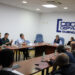 La Asociación Provincial de Cerealistas Conquenses (ACECON) prevé una campaña con un buen volumen de producción de cereal y girasol en la provincia, salvada en el último momento por la meteorología. Durante su reciente Asamblea General, el sector ha confirmado que las lluvias de marzo y la primera quincena de abril han sido providenciales para revertir los efectos de un invierno inusualmente seco y con grandes oscilaciones térmicas. Gracias a estas precipitaciones, la mayor superficie de cebada en La Manchuela y la zona Centro avanza favorablemente en su fase de llenado de grano. Por su parte, los trigos blandos y duros cultivados en las áreas más frescas de la Serranía ya se encuentran en plena floración. Sin embargo, el optimismo por el volumen de la cosecha choca frontalmente con una rentabilidad asfixiada por el contexto internacional. El presidente de ACECON, David Manzanares, ha advertido que la crisis en Oriente Medio está teniendo un impacto directo y crítico en las cuentas de los agricultores conquenses. Los problemas en las rutas marítimas han disparado el precio de los fertilizantes importados, mientras que el encarecimiento del crudo eleva el coste del gasóleo agrícola justo a las puertas de la recolección. A este escenario se suma una alta volatilidad en los precios de venta que impide a los productores cerrar contratos a futuro con estabilidad. Flexibilidad burocrática y homenaje a Urbano Chana Durante el encuentro provincial, los cerealistas también abordaron cuestiones de gestión laboral en las explotaciones agrícolas. La directiva aclaró que el formato digital para el registro horario de los trabajadores no es obligatorio en la actualidad. Por lo tanto, no contar con sistemas digitalizados de control horario no es motivo de sanción, lo que aporta cierta tranquilidad burocrática a las explotaciones de la zona. La reunión concluyó con un profundo reconocimiento hacia Urbano Chana, empresario local recientemente fallecido. Manzanares destacó la honradez y humildad de Chana, quien en los años ochenta fundó desde cero la empresa Chanagar. Hoy, bajo el liderazgo de sus hijos Maribel y Santiago, la compañía se ha consolidado como un motor económico vital para su comarca en los sectores agrario y del transporte. El arraigo de esta empresa familiar ha permitido generar y mantener 50 puestos de trabajo directos. Además, gestionan múltiples puntos de distribución que resultan esenciales para la vertebración logística del sector agrícola en la provincia de Cuenca. Evolución del sector: de la sequía a la inflación de costes La radiografía actual del campo en Cuenca marca un punto de inflexión respecto a las crisis agrícolas del último año documentadas en la hemeroteca de Liberal de Castilla. Durante la campaña anterior, las noticias del sector estaban acaparadas casi en exclusiva por la angustia de una sequía histórica que mermó drásticamente los rendimientos por hectárea, obligando a las asociaciones a reclamar ayudas de emergencia para la supervivencia de las siembras. Hoy, el foco del debate ha rotado por completo hacia la gestión financiera y la supervivencia empresarial. El agricultor conquense ha pasado de mirar al cielo rogando por la lluvia, a vigilar los mercados internacionales de materias primas para poder cuadrar los márgenes de beneficio. Esta transición demuestra que la resiliencia del sector en la provincia depende ahora de su capacidad para blindar una producción local abundante frente a unos costes energéticos dictados por la inestabilidad geopolítica.
