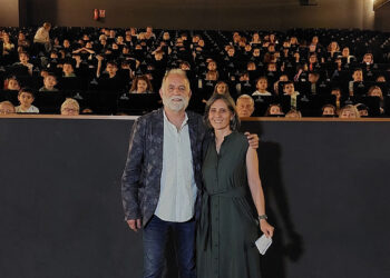 El alumnado del Colegio de Educación Infantil y Primaria (CEIP) Río Henares de la capital ha estrenado este 17 de junio en los Multicines de Guadalajara el documental 'Canciones de raíces, recuerdos y futuro'. Esta proyección en la gran pantalla supone el broche de oro a un proyecto de innovación educativa desarrollado durante los últimos tres cursos bajo el lema 'Contar, jugar y cantar en Guadalajara'. A través de esta iniciativa, los escolares han documentado en vídeo la tradición oral de la provincia, grabando a sus propios abuelos y abuelas mientras interpretaban canciones populares y reflexionaban sobre el valor de la memoria y la identidad local. Al acto de clausura ha asistido el delegado de Educación, Cultura y Deportes, Ángel Fernández-Montes, quien ha reconocido públicamente el esfuerzo de la directora del centro, Itziar de la Orden, y de toda la comunidad educativa implicada. Este trabajo de campo intergeneracional no se ha limitado al formato audiovisual, sino que también se ha materializado en la edición de un libro de leyendas locales que ha contado con la financiación directa de la Diputación de Guadalajara. Este hito en las salas de cine de la capital consolida una tendencia de la que Liberal de Castilla ha venido informando a lo largo del último año: la creciente colaboración entre instituciones y centros educativos para blindar el patrimonio inmaterial guadalajareño. Meses atrás, este mismo medio documentaba las líneas de ayuda de la Diputación provincial dirigidas a la salvaguarda de las tradiciones orales en las comarcas, así como los primeros pasos de varios colegios de la capital para integrar el folklore en su actividad diaria. La conclusión del proyecto en el Río Henares evidencia la evolución de aquellas políticas de preservación hacia resultados culturales tangibles. Lo que comenzó como un esfuerzo por introducir la cultura tradicional en las aulas se ha transformado en un testimonio documental permanente. Las voces de las familias guadalajareñas quedan ahora inmortalizadas en vídeo y sobre el papel, asegurando que el legado de nuestros mayores sobreviva y se transmita a las futuras generaciones.