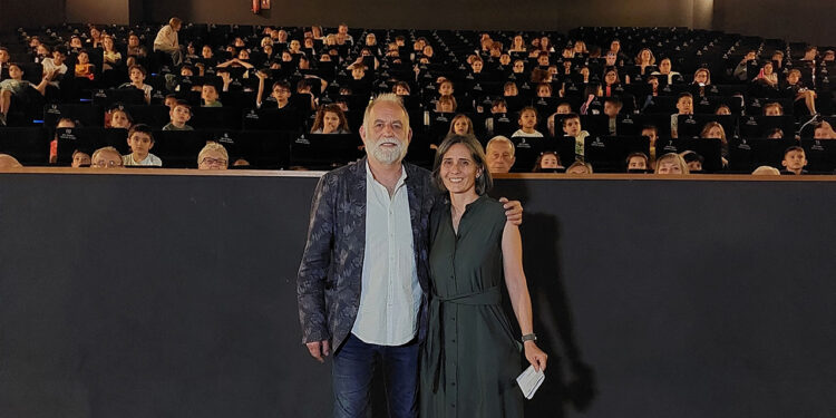 El folklore de Guadalajara llega a los Multicines: el colegio Río Henares culmina tres años al rescate de nuestras raíces 1 El alumnado del Colegio de Educación Infantil y Primaria (CEIP) Río Henares de la capital ha estrenado este 17 de junio en los Multicines de Guadalajara el documental 'Canciones de raíces, recuerdos y futuro'. Esta proyección en la gran pantalla supone el broche de oro a un proyecto de innovación educativa desarrollado durante los últimos tres cursos bajo el lema 'Contar, jugar y cantar en Guadalajara'. A través de esta iniciativa, los escolares han documentado en vídeo la tradición oral de la provincia, grabando a sus propios abuelos y abuelas mientras interpretaban canciones populares y reflexionaban sobre el valor de la memoria y la identidad local. Al acto de clausura ha asistido el delegado de Educación, Cultura y Deportes, Ángel Fernández-Montes, quien ha reconocido públicamente el esfuerzo de la directora del centro, Itziar de la Orden, y de toda la comunidad educativa implicada. Este trabajo de campo intergeneracional no se ha limitado al formato audiovisual, sino que también se ha materializado en la edición de un libro de leyendas locales que ha contado con la financiación directa de la Diputación de Guadalajara. Este hito en las salas de cine de la capital consolida una tendencia de la que Liberal de Castilla ha venido informando a lo largo del último año: la creciente colaboración entre instituciones y centros educativos para blindar el patrimonio inmaterial guadalajareño. Meses atrás, este mismo medio documentaba las líneas de ayuda de la Diputación provincial dirigidas a la salvaguarda de las tradiciones orales en las comarcas, así como los primeros pasos de varios colegios de la capital para integrar el folklore en su actividad diaria. La conclusión del proyecto en el Río Henares evidencia la evolución de aquellas políticas de preservación hacia resultados culturales tangibles. Lo que comenzó como un esfuerzo por introducir la cultura tradicional en las aulas se ha transformado en un testimonio documental permanente. Las voces de las familias guadalajareñas quedan ahora inmortalizadas en vídeo y sobre el papel, asegurando que el legado de nuestros mayores sobreviva y se transmita a las futuras generaciones.