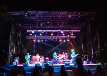 El músico llena de raíces, emoción y nuevos sonidos el Parque de San Roque junto a su formación en sexteto