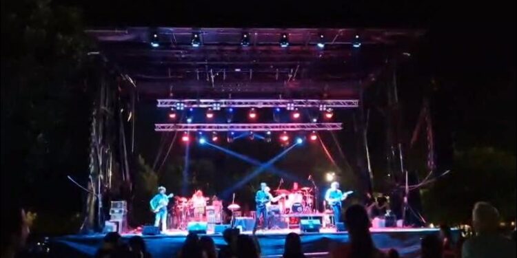 Germán Ruiz emociona al público de Guadalajara con la presentación de "Hemisferios" en el Festival Solsticio Folk 1 El músico llena de raíces, emoción y nuevos sonidos el Parque de San Roque junto a su formación en sexteto