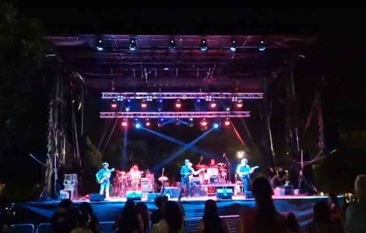 El músico llena de raíces, emoción y nuevos sonidos el Parque de San Roque junto a su formación en sexteto