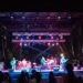 El músico llena de raíces, emoción y nuevos sonidos el Parque de San Roque junto a su formación en sexteto