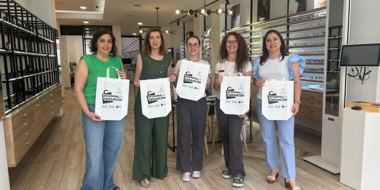 El plan de Tarancón para impulsar las tiendas de barrio este verano: 3.000 bolsas con un mensaje directo 1 El plan de Tarancón para impulsar las tiendas de barrio este verano 3.000 bolsas con un mensaje directo