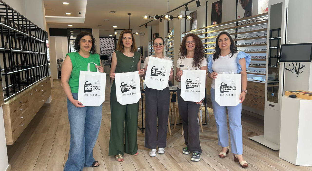 El plan de Tarancón para impulsar las tiendas de barrio este verano: 3.000 bolsas con un mensaje directo 2 El plan de Tarancón para impulsar las tiendas de barrio este verano 3.000 bolsas con un mensaje directo