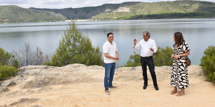 El renacer de Buendía: boom turístico, 80 nuevos vecinos y la defensa del agua local 1 El municipio conquense de Buendía ha consolidado su atractivo turístico tras la inauguración de las recientes obras de mejora en su muralla del siglo XV. La Diputación de Cuenca ha invertido 200.000 euros para rehabilitar y asegurar más de 360 metros cuadrados de este importante lienzo medieval. Durante el acto sobre el terreno, el presidente de la institución provincial, Álvaro Martínez Chana, ha estado acompañado por la diputada de Patrimonio y Turismo, Mayte Megía, y el alcalde de la localidad, Gregorio Martínez Escribano. Los representantes públicos han celebrado el buen momento demográfico del pueblo, que ha logrado sumar 80 nuevos habitantes durante las dos últimas legislaturas. Este crecimiento poblacional en un municipio que ronda los 500 vecinos coincide con un notable impulso de su principal industria a través de los siguientes indicadores: Un incremento superior al 15% en el número de alojamientos turísticos durante los últimos tres años. Un aumento del 7% en la apertura de nuevos establecimientos hosteleros en el mismo periodo. Aprovechando este contexto de desarrollo local, Martínez Chana ha exigido el estricto cumplimiento de las sentencias judiciales relativas al trasvase. En sintonía con las recientes declaraciones del presidente regional, Emiliano García-Page, ha defendido que los recursos hídricos de la comarca deben repercutir directamente en el entorno porque el agua es un motor fundamental para seguir generando riqueza. Archivo y contexto histórico La intervención en la muralla medieval de Buendía no es un hecho aislado dentro de las políticas provinciales. Esta actuación se enmarca dentro del Plan de Restauración del Patrimonio impulsado por la Diputación desde el año 2019, una iniciativa que ya ha movilizado más de 18 millones de euros en la provincia, tal y como hemos venido documentando en las páginas de Liberal de Castilla. Por otro lado, la firme postura sobre el trasvase conecta de lleno con la cobertura histórica que hemos realizado durante el último año respecto a las resoluciones del Tribunal Supremo y la implantación de los caudales ecológicos. La batalla legal y política por el agua del Tajo sigue marcando la agenda diaria de los municipios ribereños, que ven en sus embalses la pieza clave para mantener vivo el actual auge del turismo rural y frenar definitivamente la despoblación en la Alcarria.