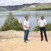 El municipio conquense de Buendía ha consolidado su atractivo turístico tras la inauguración de las recientes obras de mejora en su muralla del siglo XV. La Diputación de Cuenca ha invertido 200.000 euros para rehabilitar y asegurar más de 360 metros cuadrados de este importante lienzo medieval. Durante el acto sobre el terreno, el presidente de la institución provincial, Álvaro Martínez Chana, ha estado acompañado por la diputada de Patrimonio y Turismo, Mayte Megía, y el alcalde de la localidad, Gregorio Martínez Escribano. Los representantes públicos han celebrado el buen momento demográfico del pueblo, que ha logrado sumar 80 nuevos habitantes durante las dos últimas legislaturas. Este crecimiento poblacional en un municipio que ronda los 500 vecinos coincide con un notable impulso de su principal industria a través de los siguientes indicadores: Un incremento superior al 15% en el número de alojamientos turísticos durante los últimos tres años. Un aumento del 7% en la apertura de nuevos establecimientos hosteleros en el mismo periodo. Aprovechando este contexto de desarrollo local, Martínez Chana ha exigido el estricto cumplimiento de las sentencias judiciales relativas al trasvase. En sintonía con las recientes declaraciones del presidente regional, Emiliano García-Page, ha defendido que los recursos hídricos de la comarca deben repercutir directamente en el entorno porque el agua es un motor fundamental para seguir generando riqueza. Archivo y contexto histórico La intervención en la muralla medieval de Buendía no es un hecho aislado dentro de las políticas provinciales. Esta actuación se enmarca dentro del Plan de Restauración del Patrimonio impulsado por la Diputación desde el año 2019, una iniciativa que ya ha movilizado más de 18 millones de euros en la provincia, tal y como hemos venido documentando en las páginas de Liberal de Castilla. Por otro lado, la firme postura sobre el trasvase conecta de lleno con la cobertura histórica que hemos realizado durante el último año respecto a las resoluciones del Tribunal Supremo y la implantación de los caudales ecológicos. La batalla legal y política por el agua del Tajo sigue marcando la agenda diaria de los municipios ribereños, que ven en sus embalses la pieza clave para mantener vivo el actual auge del turismo rural y frenar definitivamente la despoblación en la Alcarria.