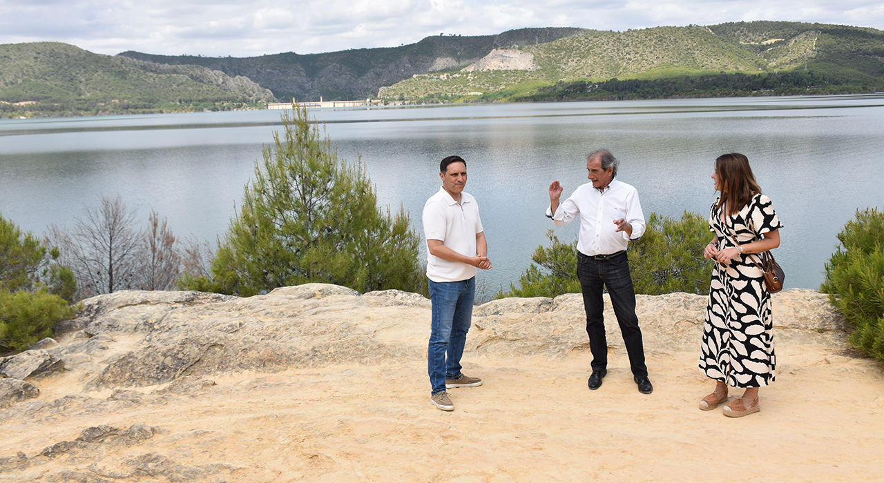 El renacer de Buendía: boom turístico, 80 nuevos vecinos y la defensa del agua local 2 El municipio conquense de Buendía ha consolidado su atractivo turístico tras la inauguración de las recientes obras de mejora en su muralla del siglo XV. La Diputación de Cuenca ha invertido 200.000 euros para rehabilitar y asegurar más de 360 metros cuadrados de este importante lienzo medieval.Durante el acto sobre el terreno, el presidente de la institución provincial, Álvaro Martínez Chana, ha estado acompañado por la diputada de Patrimonio y Turismo, Mayte Megía, y el alcalde de la localidad, Gregorio Martínez Escribano. Los representantes públicos han celebrado el buen momento demográfico del pueblo, que ha logrado sumar 80 nuevos habitantes durante las dos últimas legislaturas.Este crecimiento poblacional en un municipio que ronda los 500 vecinos coincide con un notable impulso de su principal industria a través de los siguientes indicadores:Un incremento superior al 15% en el número de alojamientos turísticos durante los últimos tres años.Un aumento del 7% en la apertura de nuevos establecimientos hosteleros en el mismo periodo.Aprovechando este contexto de desarrollo local, Martínez Chana ha exigido el estricto cumplimiento de las sentencias judiciales relativas al trasvase. En sintonía con las recientes declaraciones del presidente regional, Emiliano García-Page, ha defendido que los recursos hídricos de la comarca deben repercutir directamente en el entorno porque el agua es un motor fundamental para seguir generando riqueza.Archivo y contexto histórico
La intervención en la muralla medieval de Buendía no es un hecho aislado dentro de las políticas provinciales. Esta actuación se enmarca dentro del Plan de Restauración del Patrimonio impulsado por la Diputación desde el año 2019, una iniciativa que ya ha movilizado más de 18 millones de euros en la provincia, tal y como hemos venido documentando en las páginas de Liberal de Castilla.Por otro lado, la firme postura sobre el trasvase conecta de lleno con la cobertura histórica que hemos realizado durante el último año respecto a las resoluciones del Tribunal Supremo y la implantación de los caudales ecológicos. La batalla legal y política por el agua del Tajo sigue marcando la agenda diaria de los municipios ribereños, que ven en sus embalses la pieza clave para mantener vivo el actual auge del turismo rural y frenar definitivamente la despoblación en la Alcarria.