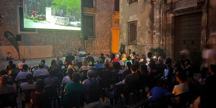 Emoción y cine social en la Plaza de la Merced de Cuenca así fue la noche más inclusiva de Estival Cine