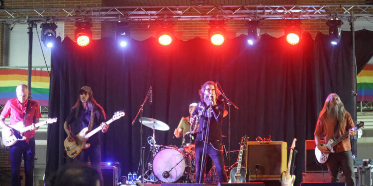 Eva Ryjlen y Corizonas coronan la temporada de conciertos en la Plaza del Pueblo de Cabanillas