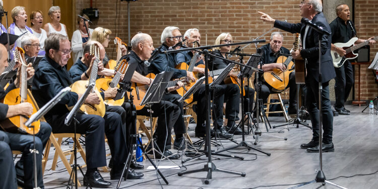 Fernando, el músico de 102 años que lidera el concierto de clausura de la Rondalla del Infantado en Guadalajara 1 Fernando, el músico de 102 años que lidera el concierto de clausura de la Rondalla del Infantado en Guadalajara