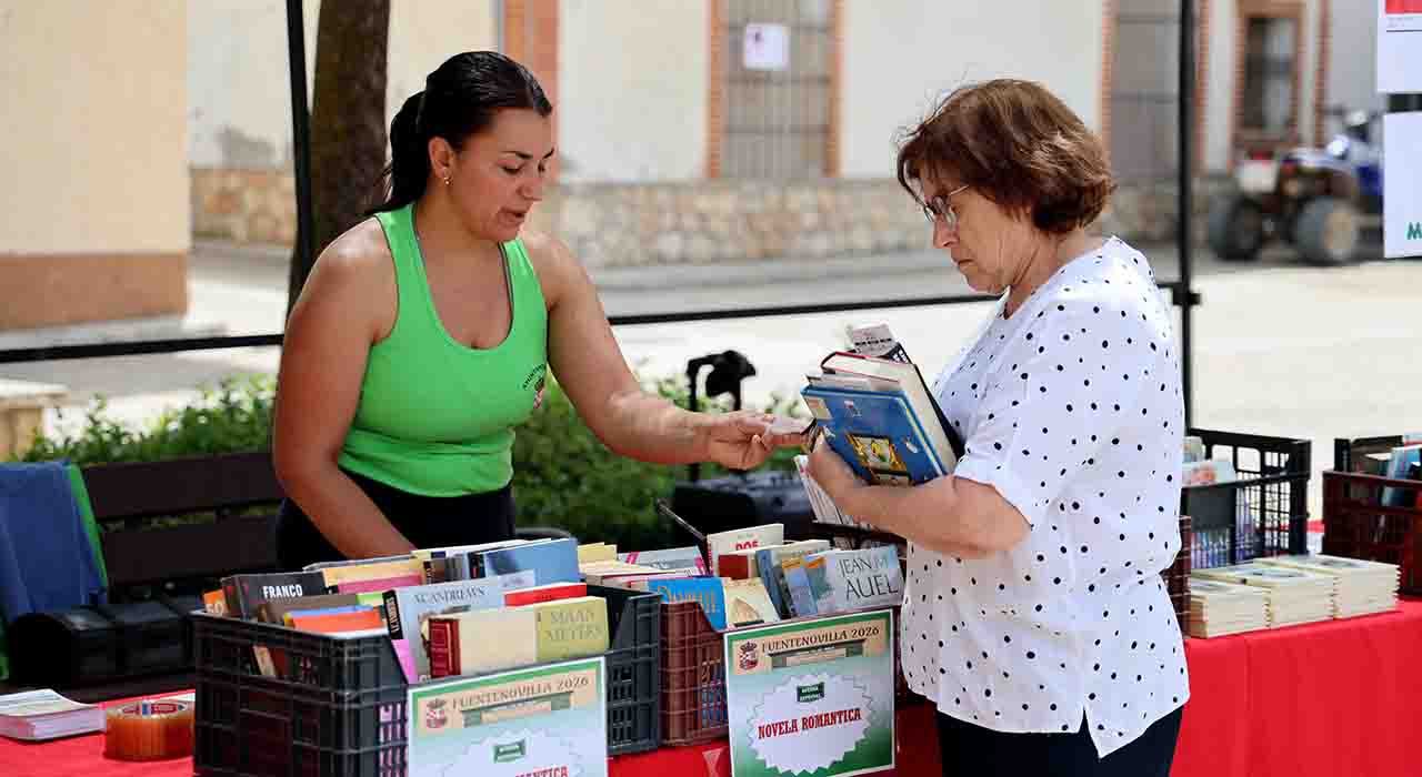 Fuentenovilla convierte de nuevo la Plaza Mayor en una gran biblioteca al aire libre