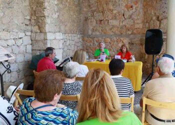 Fuentenovilla convierte de nuevo la Plaza Mayor en una gran biblioteca al aire libre